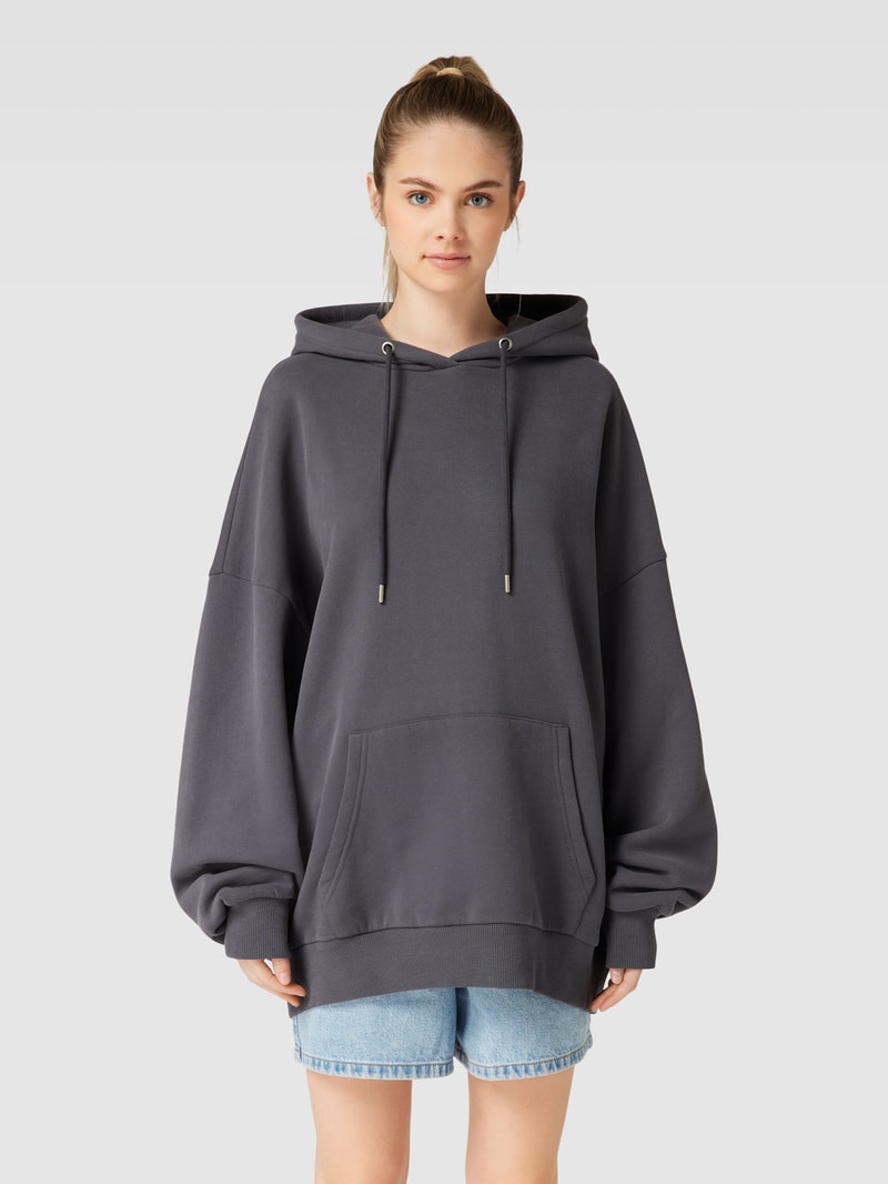Hoodie mit Känguru-Tasche in schwarz