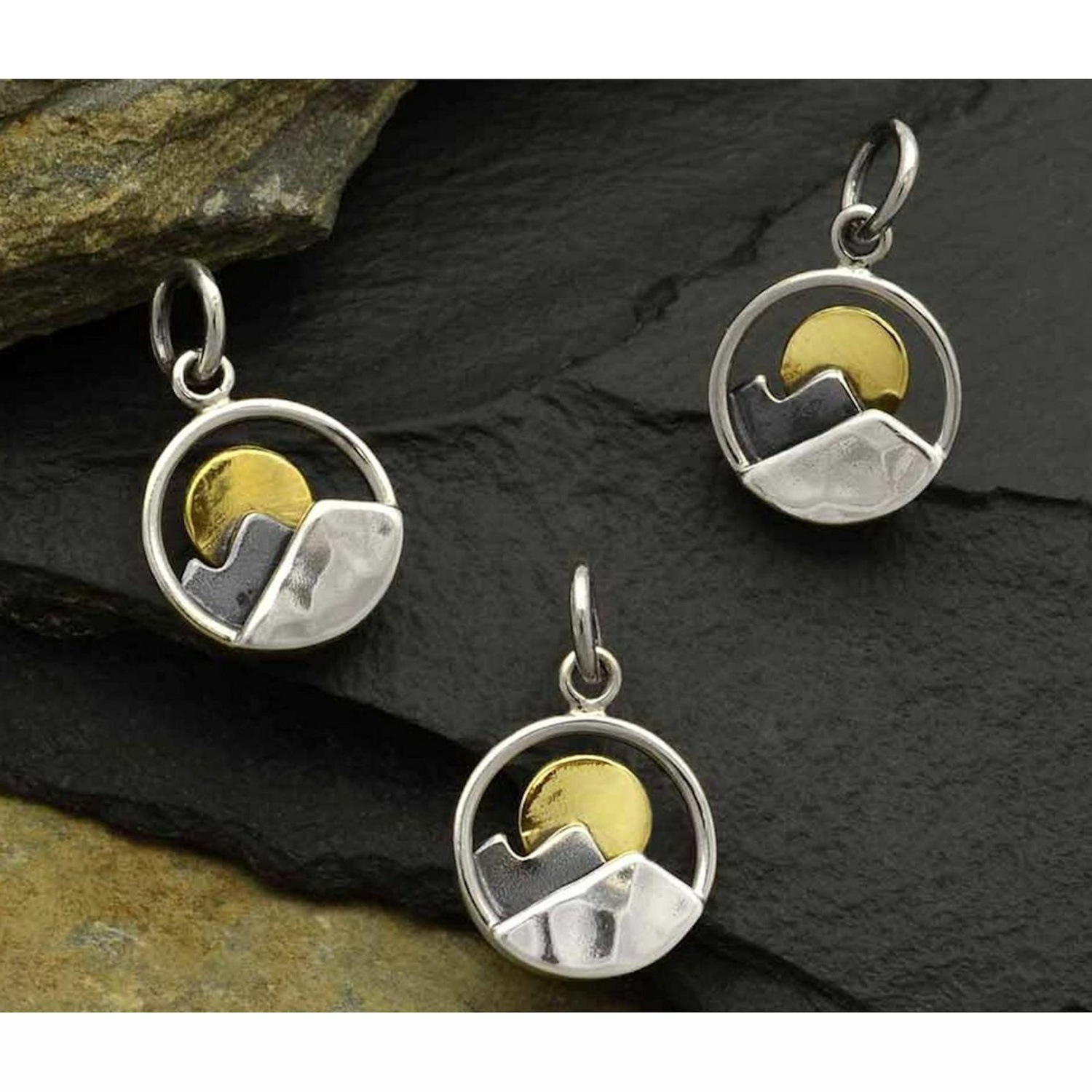 Kette mit Anhänger 'Berge und Sonne'