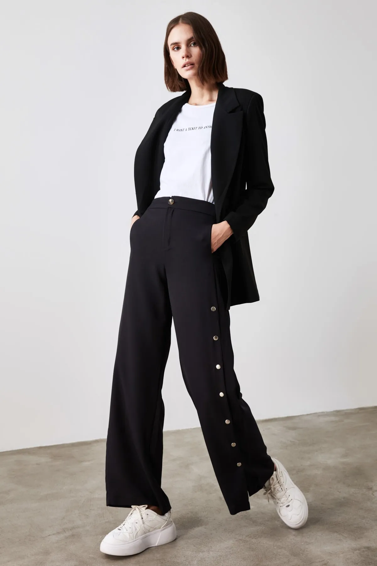 Trendyol Collection  Schwarze Webhose mit weitem Bein und seitlichen Knöpfen TWOSS20PL0398
