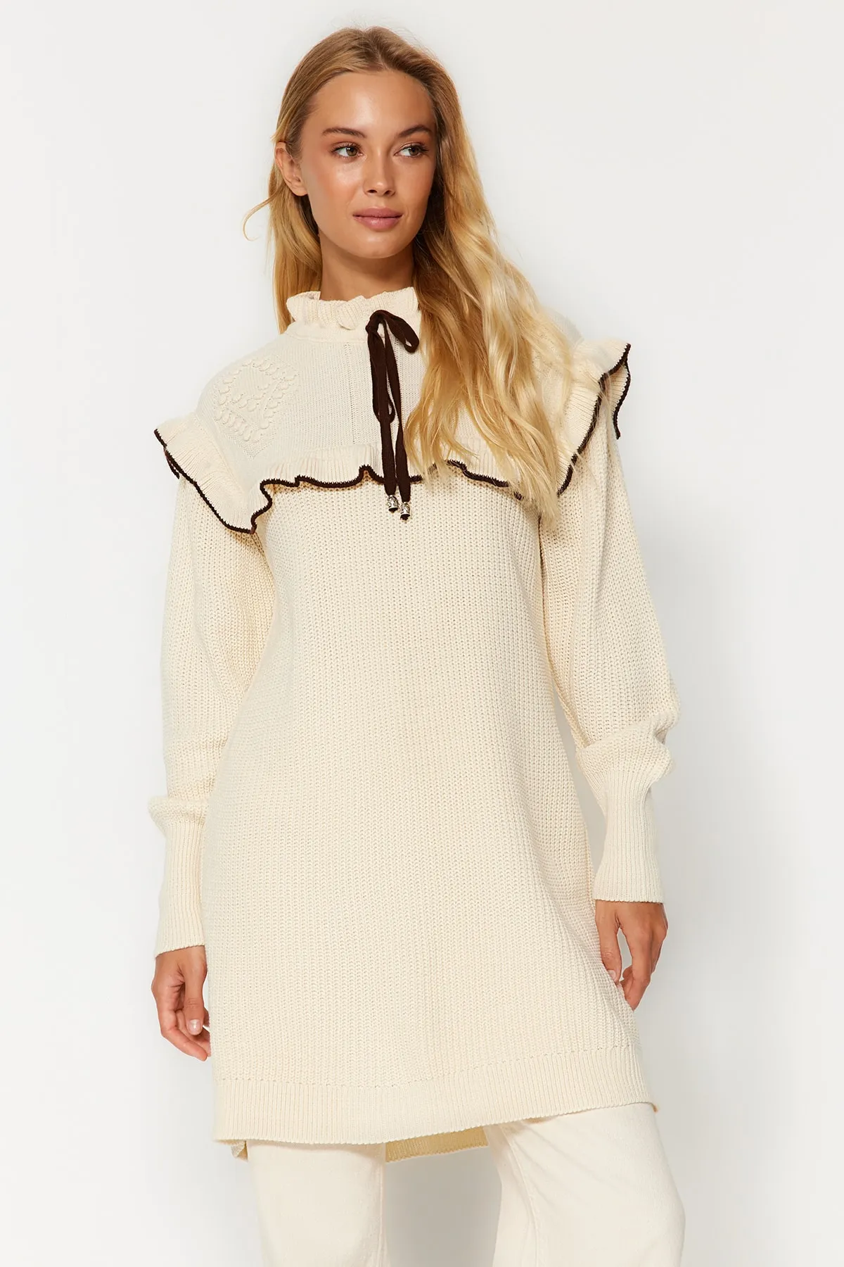 Trendyol Modest  Cremefarbener Strickpullover mit schwarzen Paspeln TCTAW24AK00171