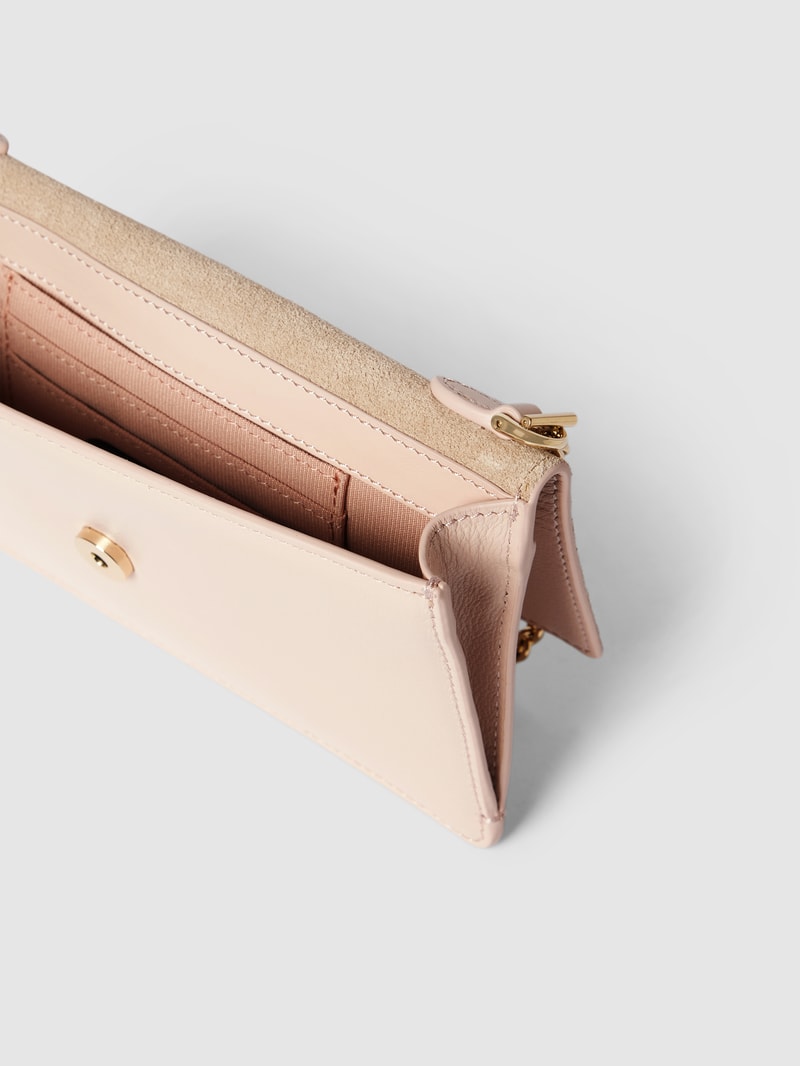 Clutch mit Label-Applikation in rosé