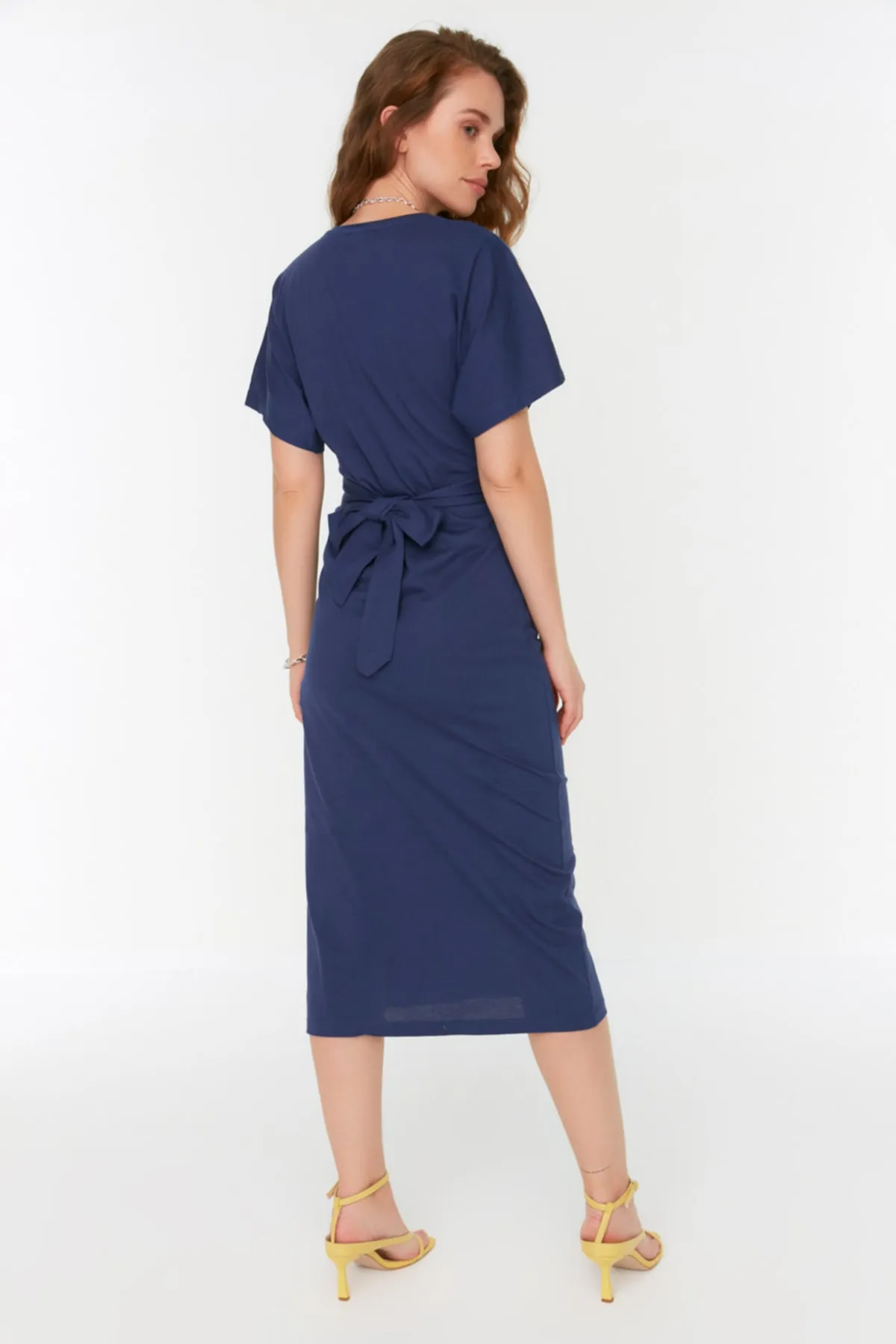Trendyol Collection  Indigoblaues, tailliertes Midi-Bleistiftkleid aus 100 % Baumwolle mit Schlitz und Bindedetail TWOSS21EL0404