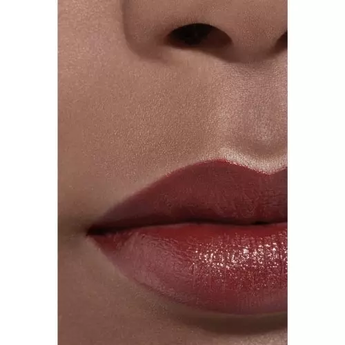 ROUGE ALLURE L'EXTRAIT High-intensity red. an extract of light and care