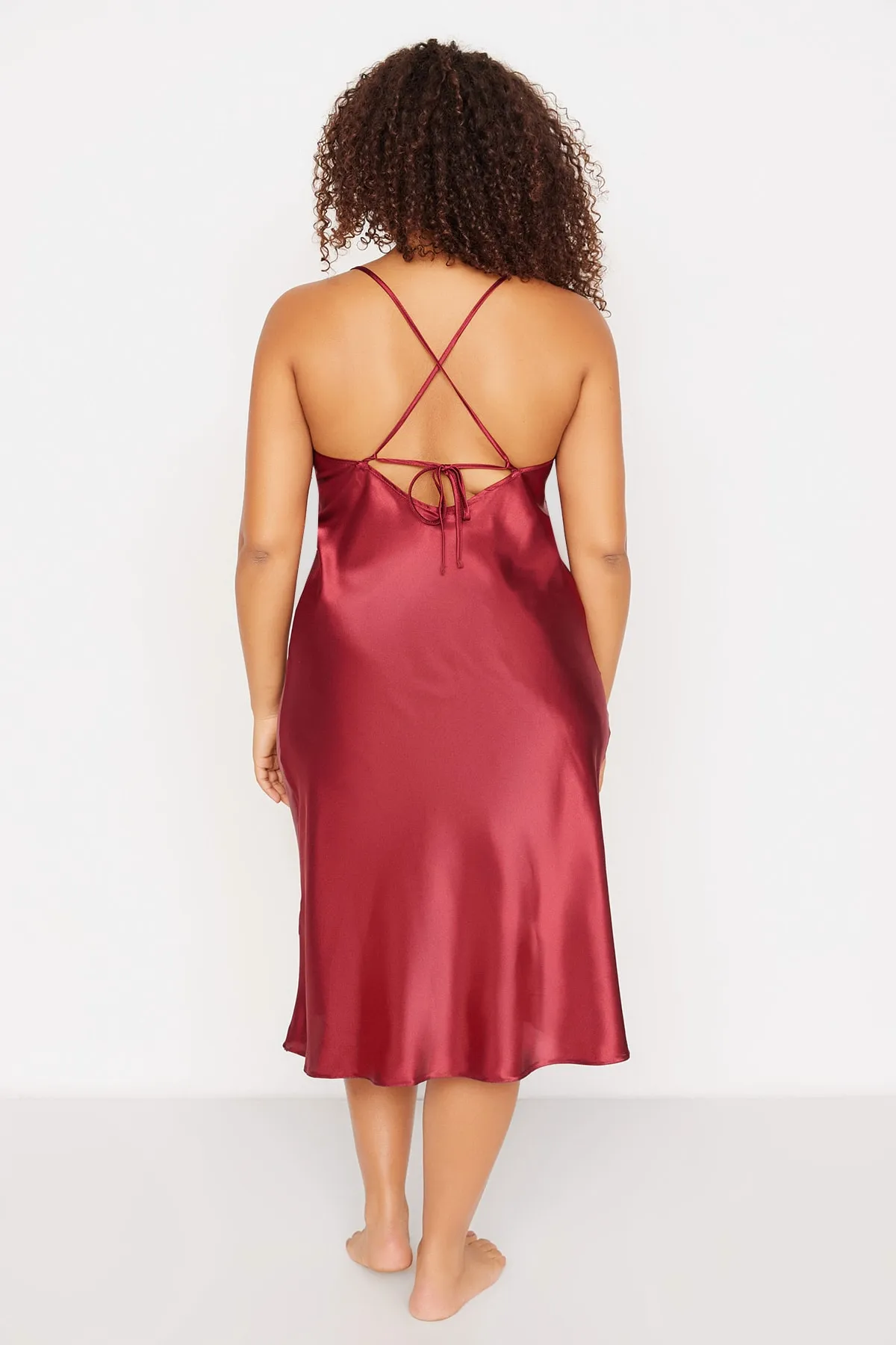Trendyol Curve  Burgunderrotes, detailliertes Nachthemd aus Satin mit gewebter Rückseite TBBSS22GC00001