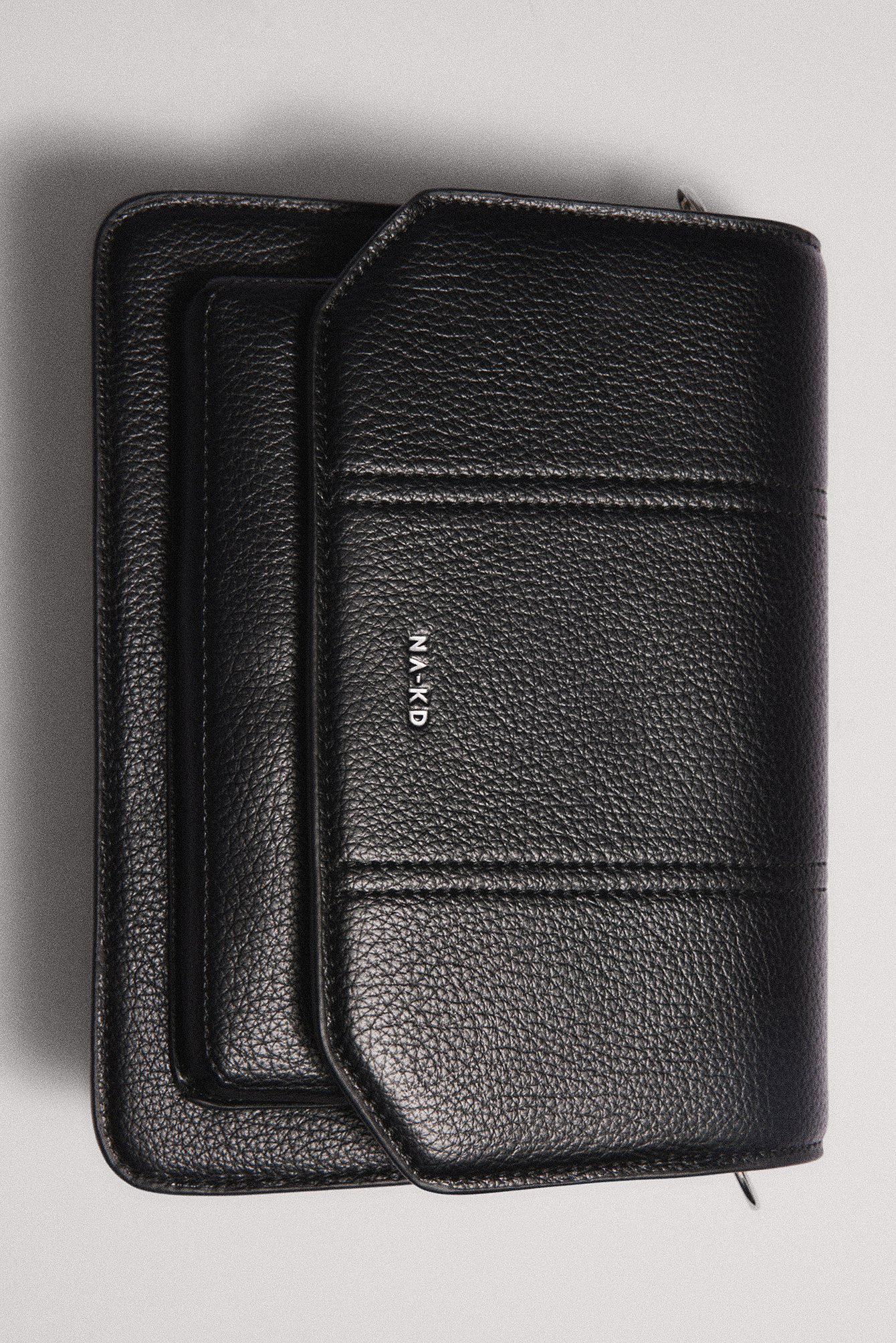 Crossover-Tasche mit Schlangendetail