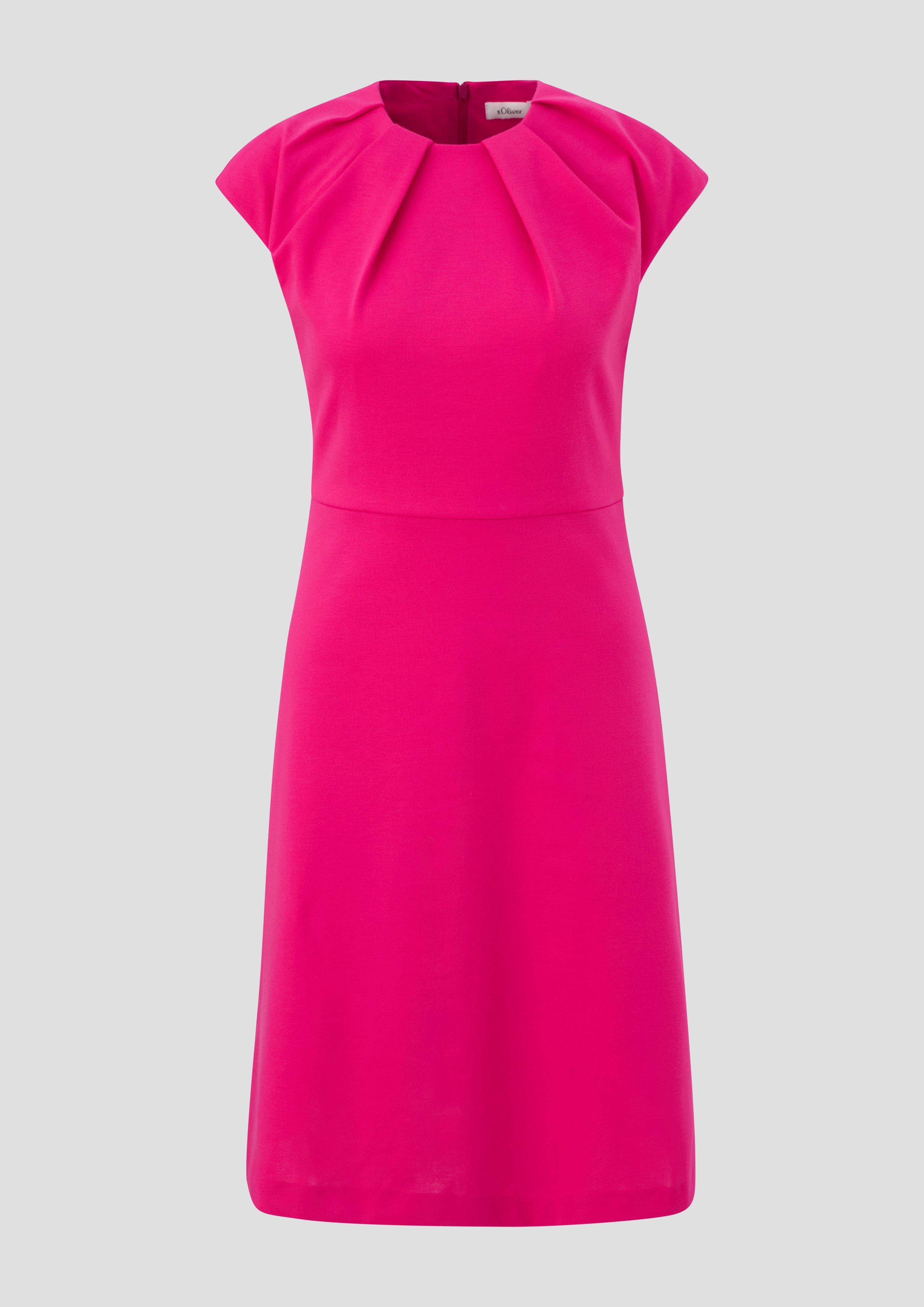 Kurzes Kleid mit plissiertem Rundhalsausschnitt  2143178-4554