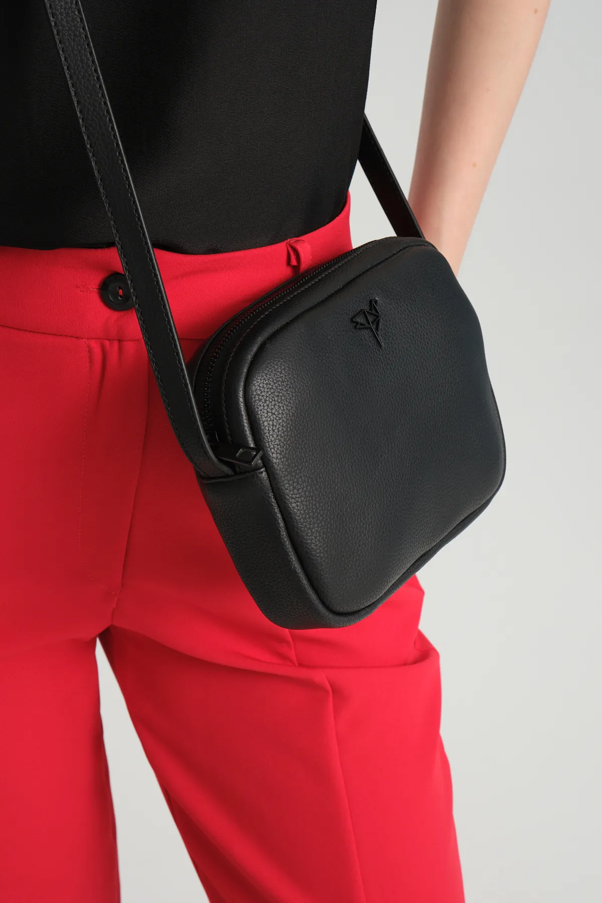 Garbalia  Liberty Black Damen-Minitasche mit Reißverschluss, verstellbarem Schultergurt mit Kreuzgriff