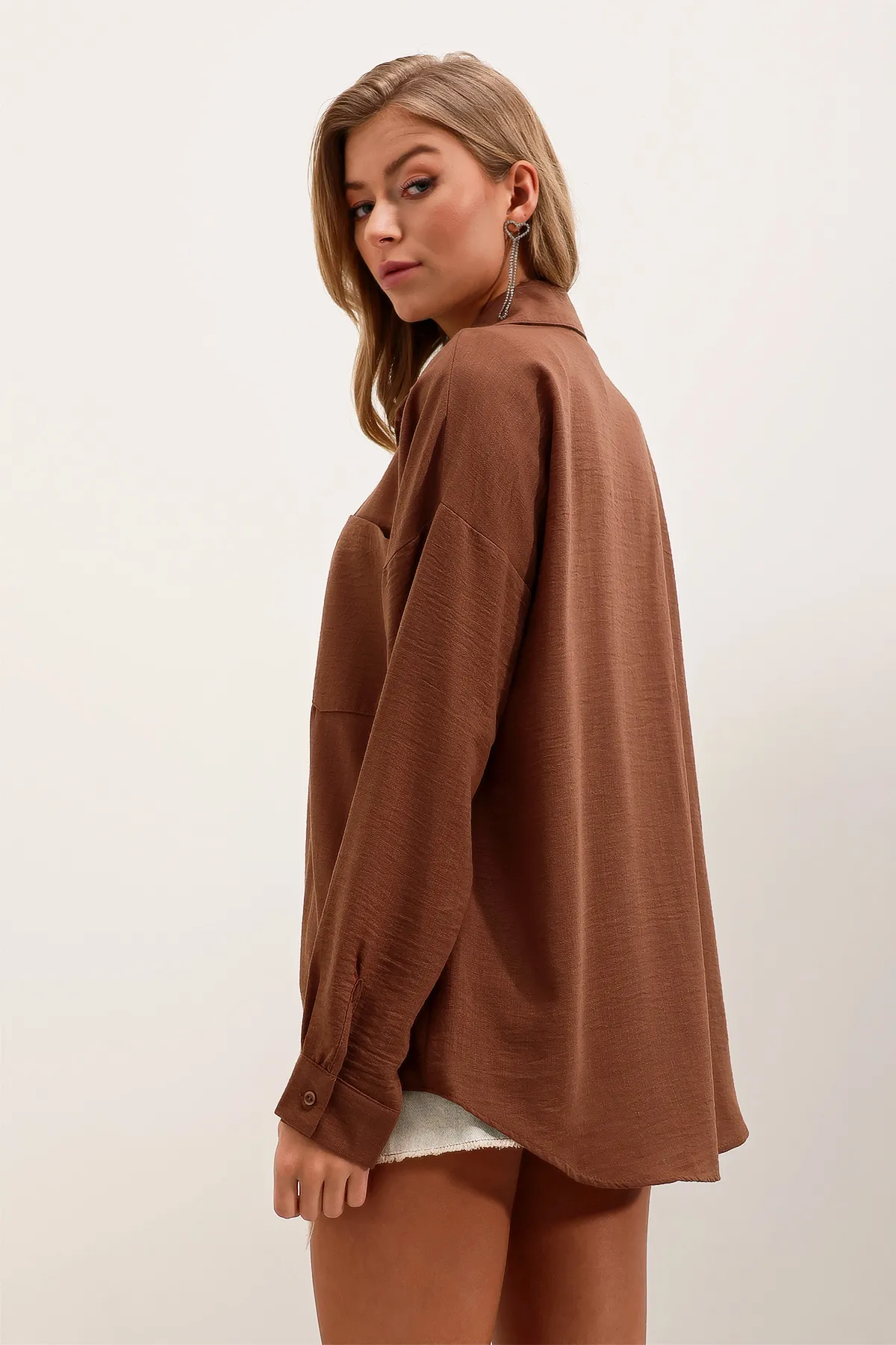 Bigdart  20153 Oversize-Leinenhemd mit einer Tasche – Braun
