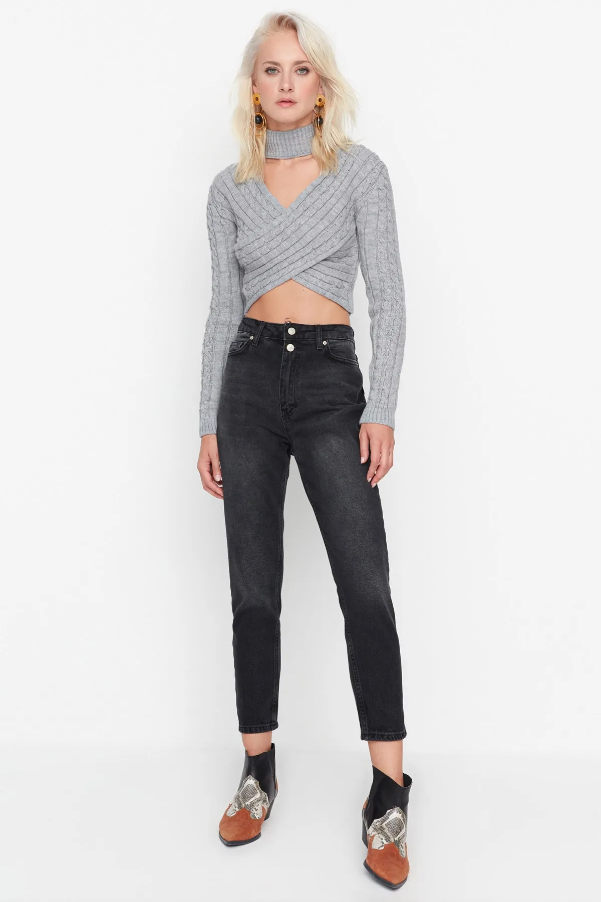 Trendyol Collection  Schwarze Mom-Jeans mit zwei Knöpfen und hoher Taille TWOSS21JE0153