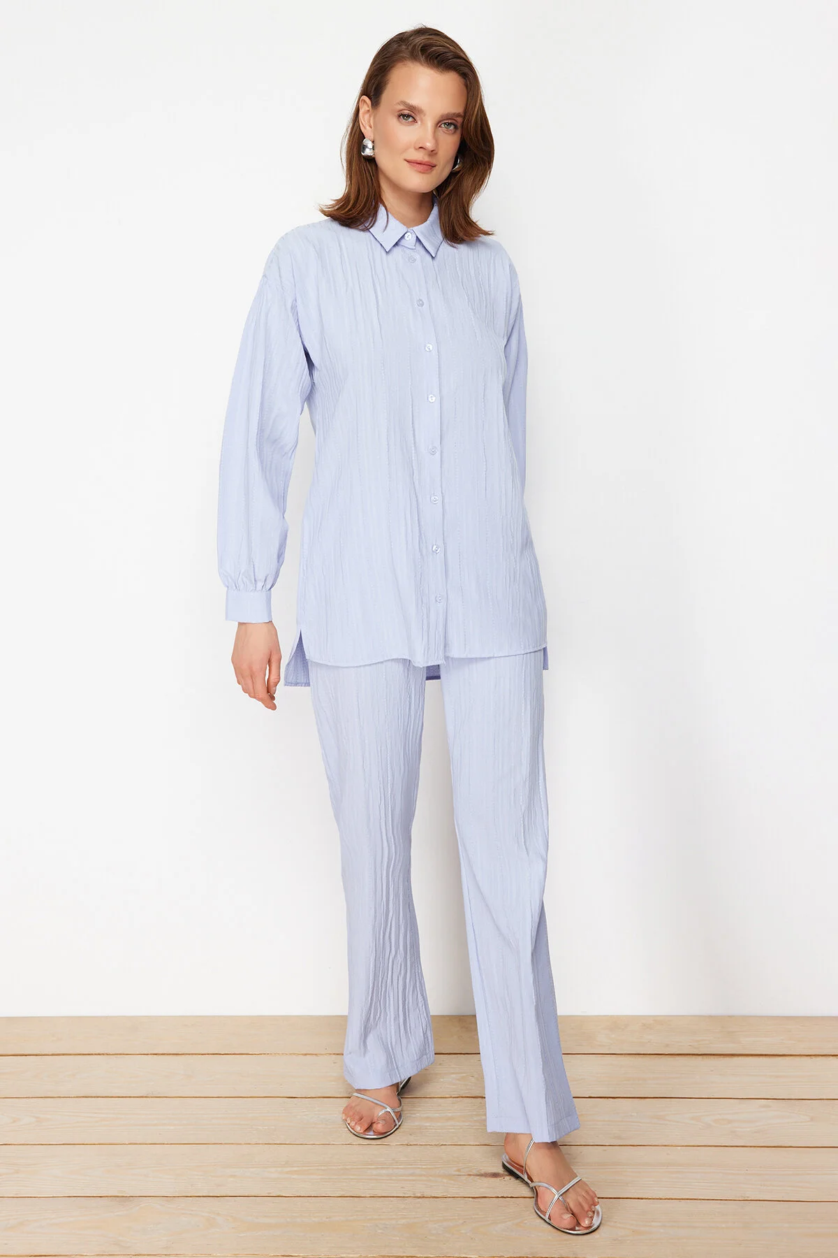 Trendyol Modest  Hellblaues gewebtes Hemd-Hosen-Set mit langem Rücken und weitem Bein TCTSS22US0030