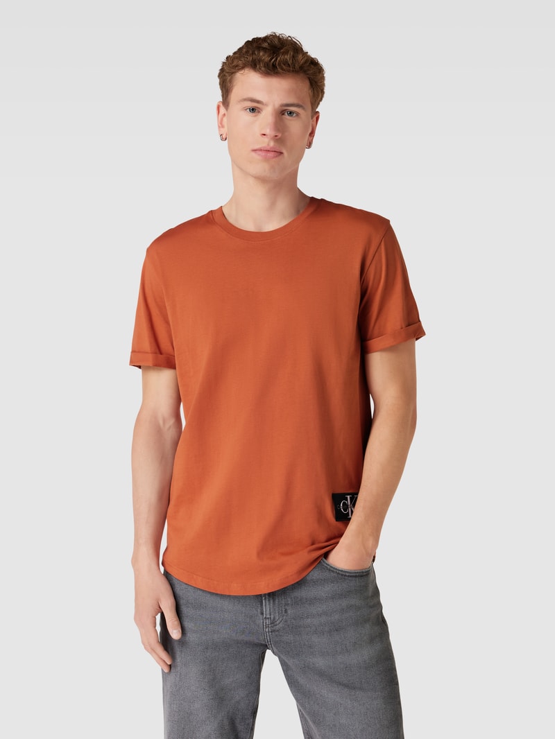 T-Shirt aus Baumwolle mit Label-Detail Modell 'BADGE' in mittelbraun