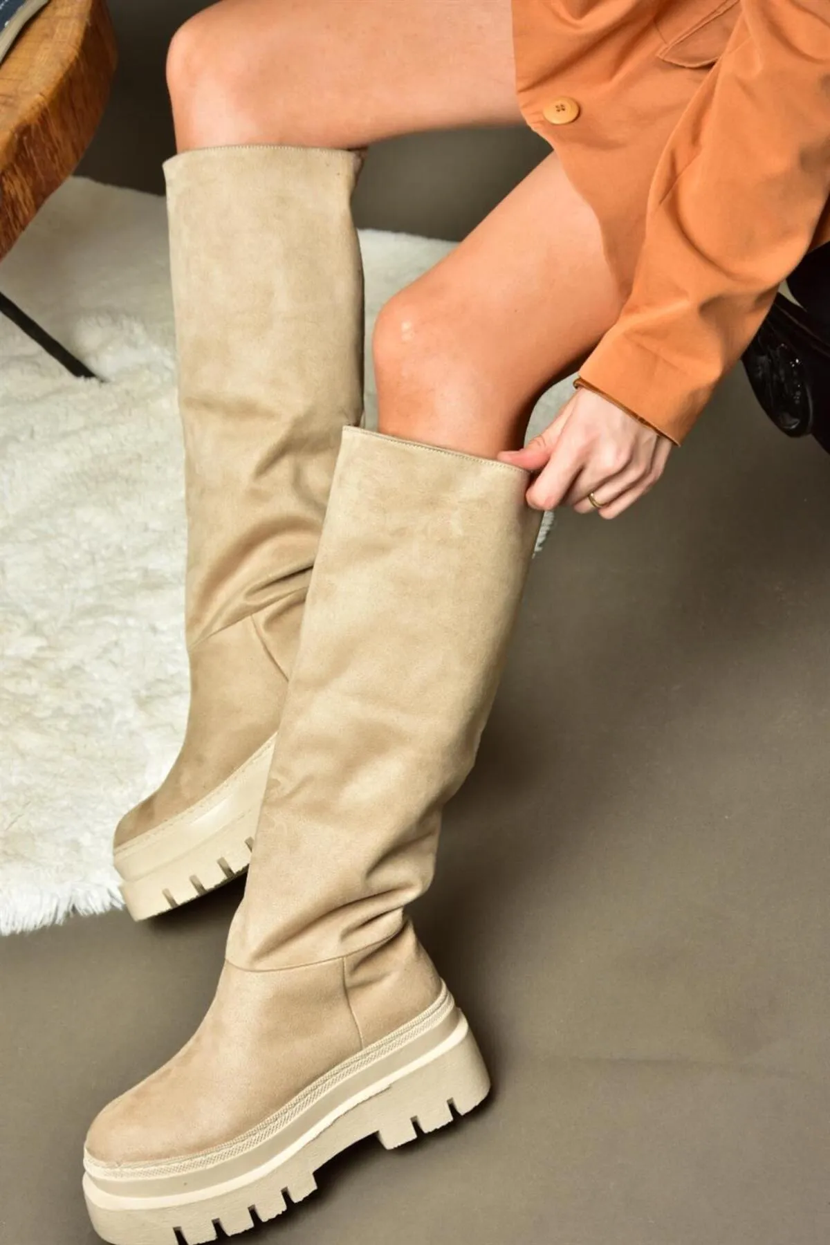 Fox Shoes  Beige Wildleder-Damenstiefel mit dicken Sohlen