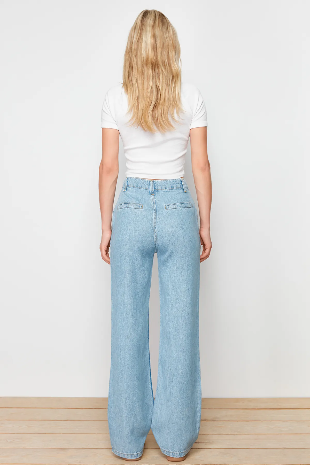 Trendyol Collection  Blaue Jeans mit hoher Taille und weitem Bein aus 100 % Tencel™ und Taschendetail TWOSS24JE00201