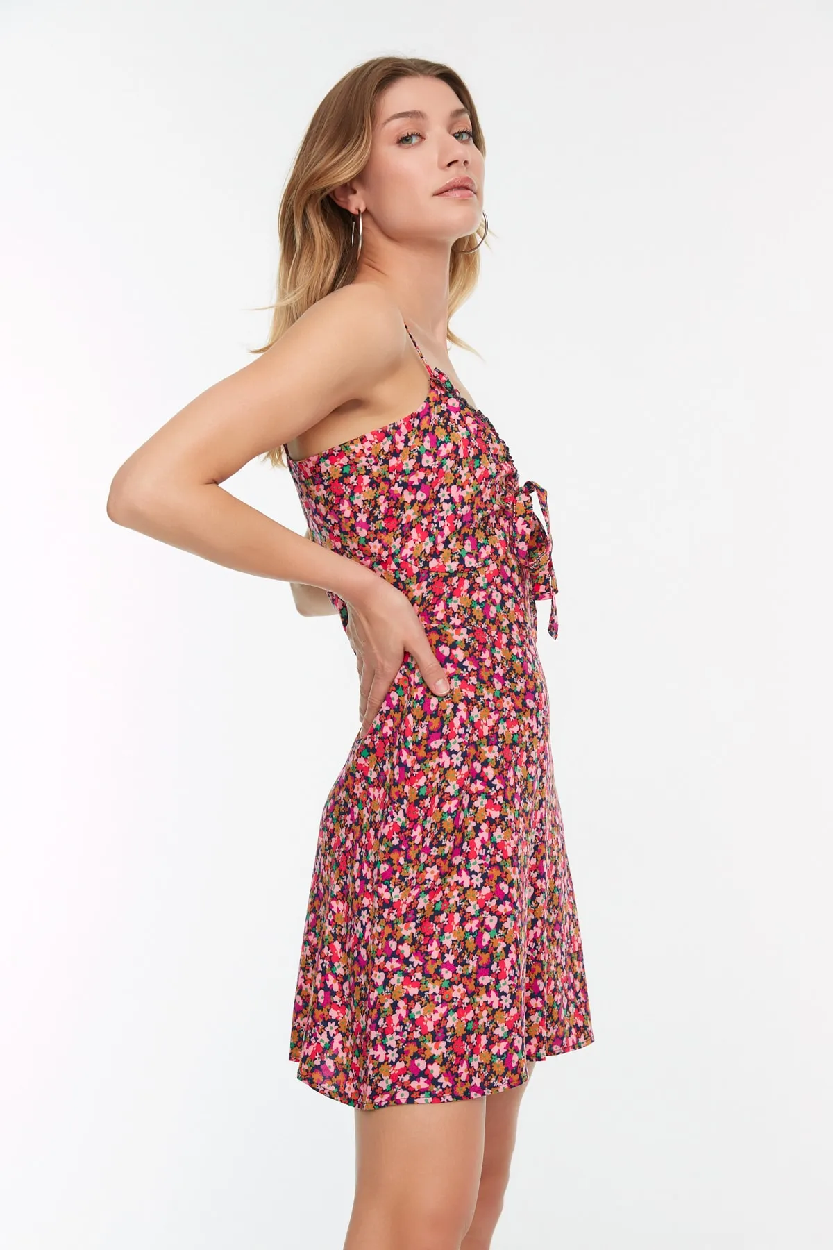 Trendyol Collection  Mehrfarbiges, gewebtes Kleid in A-Linie mit Mini-Krawatte und Blumenmuster TWOSS21EL3214