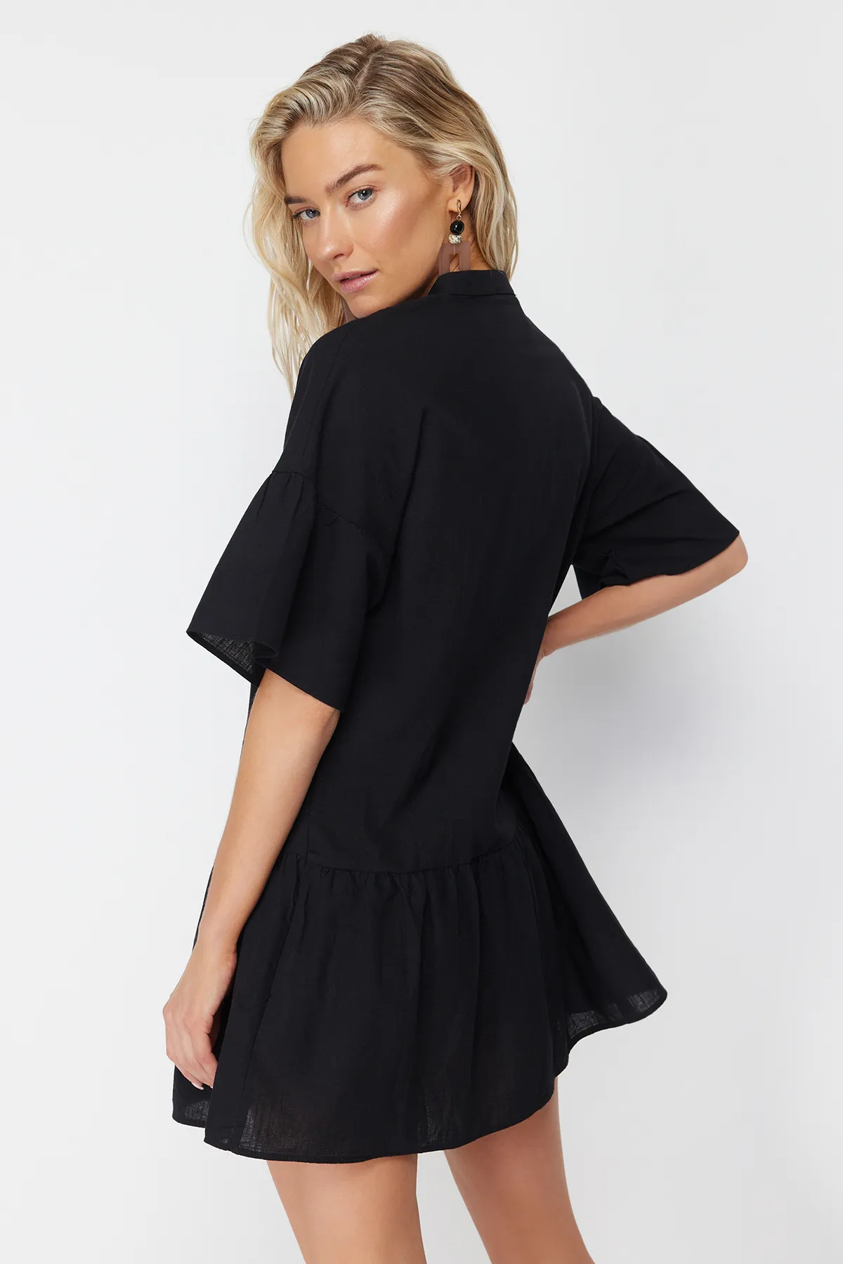 Trendyol Collection  Schwarzes, weit geschnittenes Mini-Strandkleid mit gewebtem Volant aus 100 % Baumwolle TBESS20EL0873