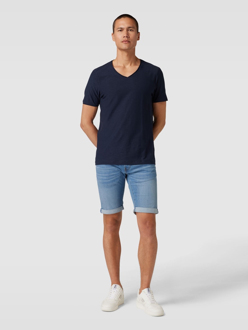 Jeansshorts mit Label-Patch in hellblau