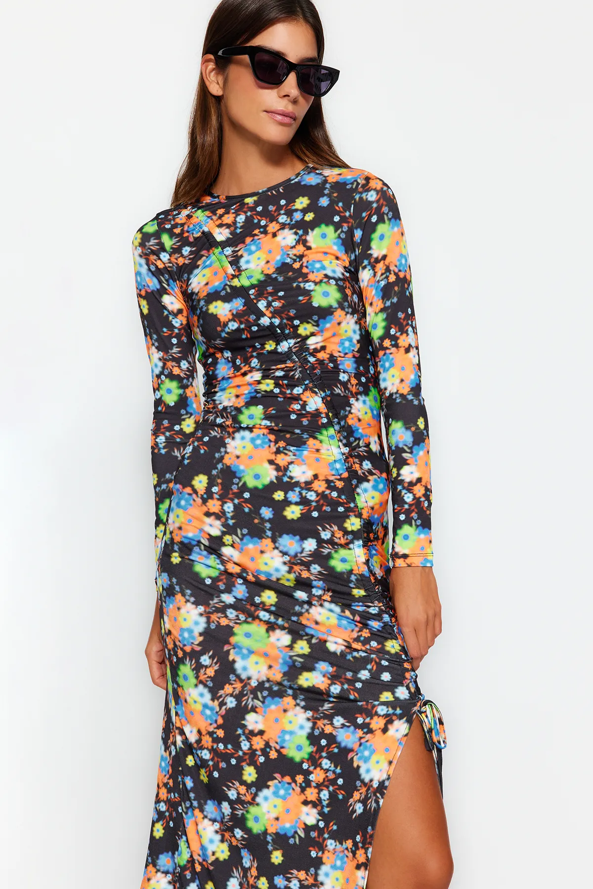 Trendyol Collection  Mehrfarbig bedrucktes, tailliertes, gerafftes, dehnbares Maxi-Strickkleid in limitierter Auflage TWOAW24EL00719