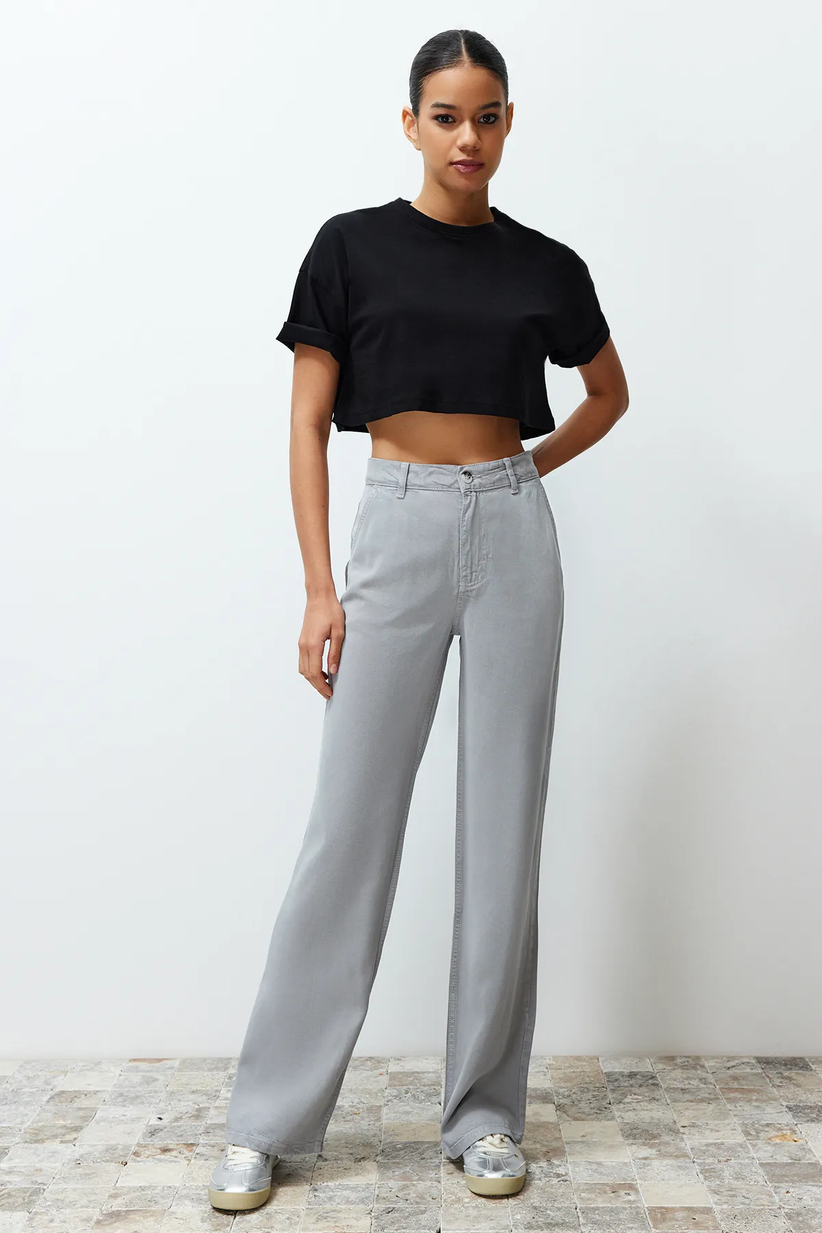 Trendyol Collection  Graue Jeans mit niedriger Taille und weitem Bein aus 100 % Tencel™ TWOSS23JE00219