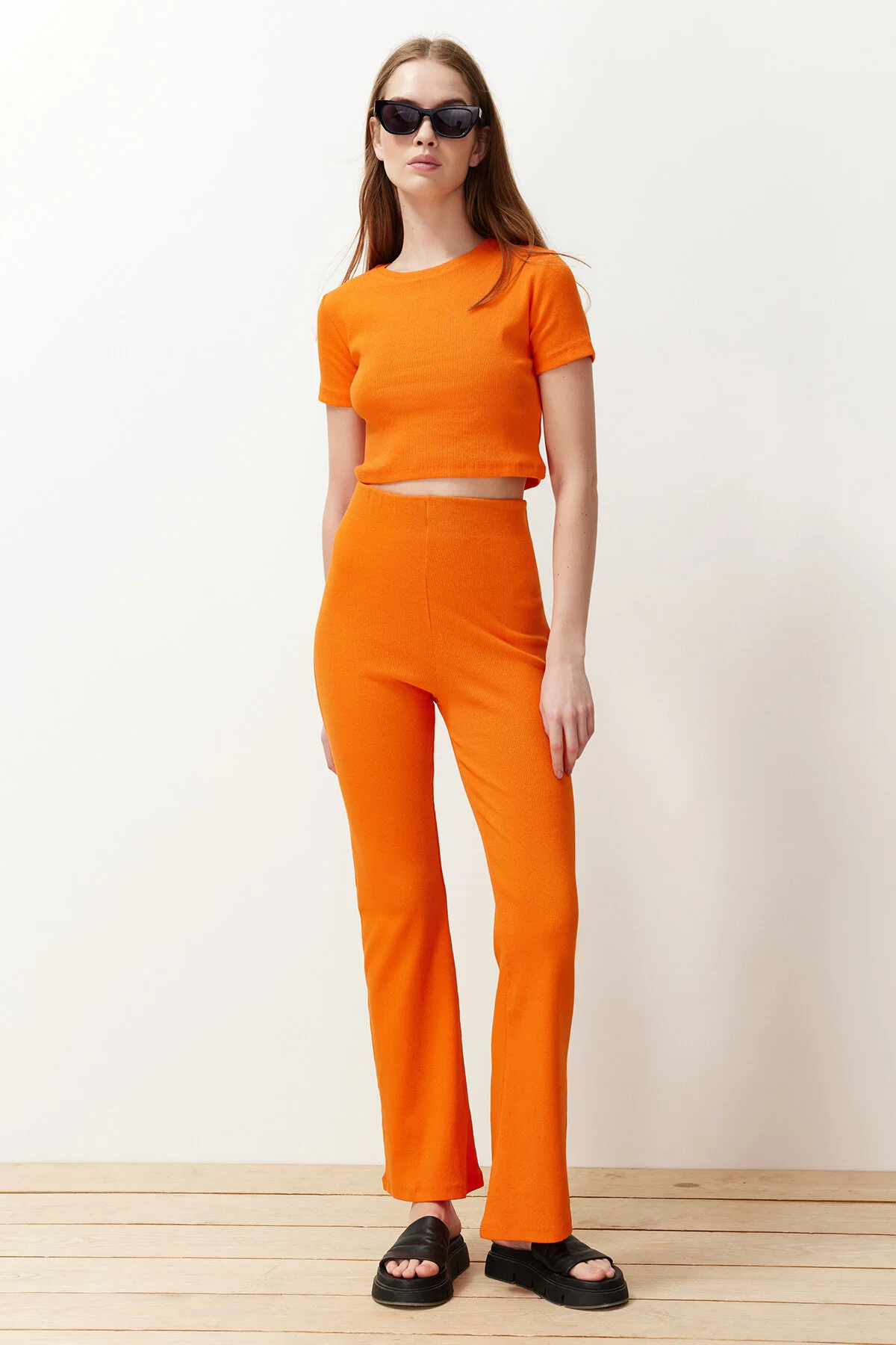 Trendyol Collection  Orangefarbenes Set aus Oberteil und Unterteil mit Rundhalsausschnitt, gerippter, dehnbarer Strickbluse und Hose TWOSS21AU0160