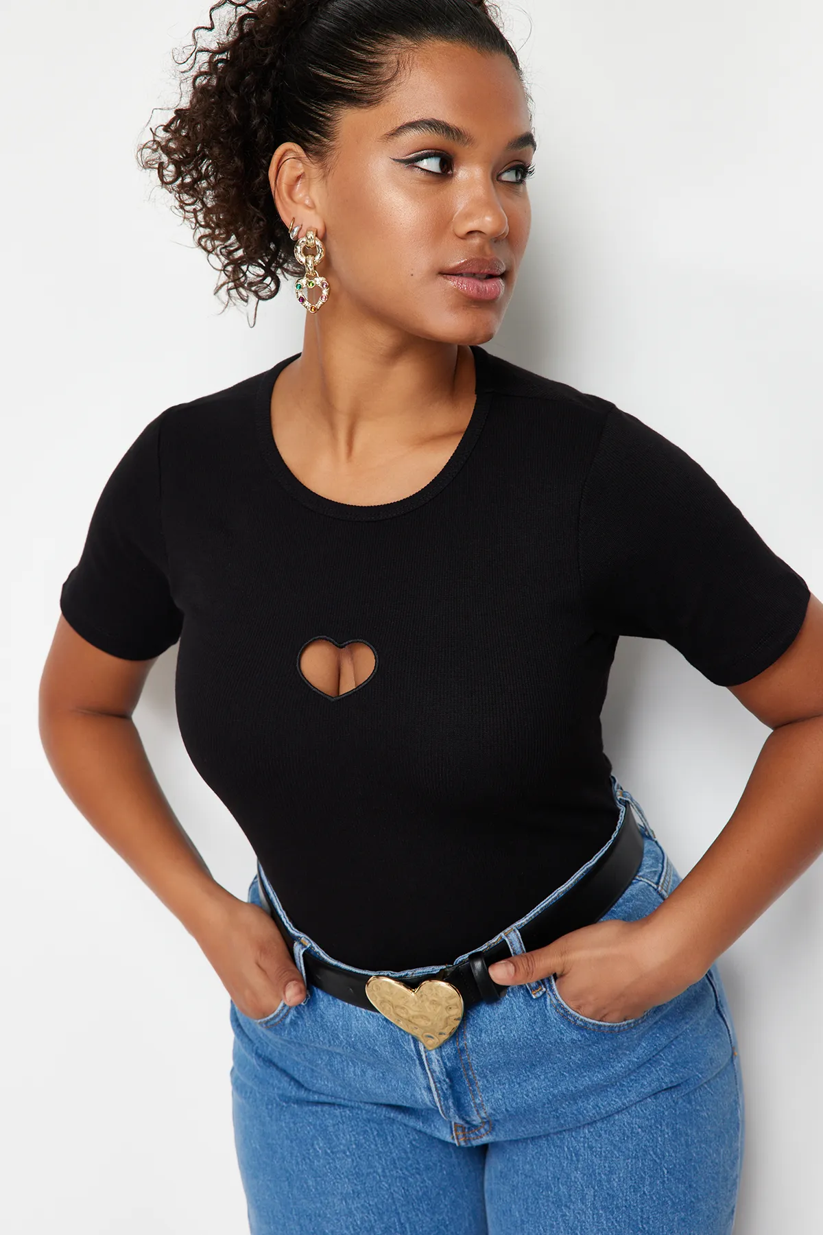 Trendyol Curve  Schwarzes, geripptes Strick-T-Shirt mit herzförmigem Ausschnitt TBBSS24BF00006
