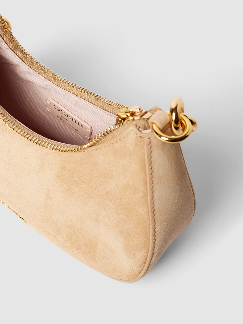 Umhängetasche mit Label-Applikation Modell 'CARRIE CHAIN' in beige