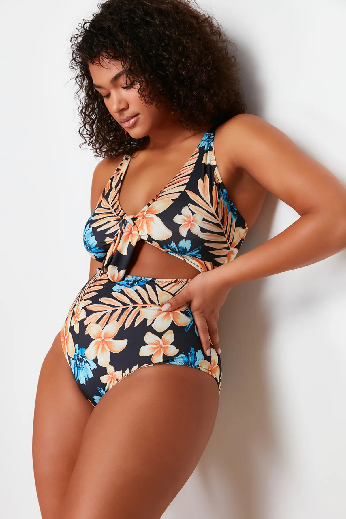 Trendyol Curve  Badeanzug mit Blumenmuster und blauem Bindedetail