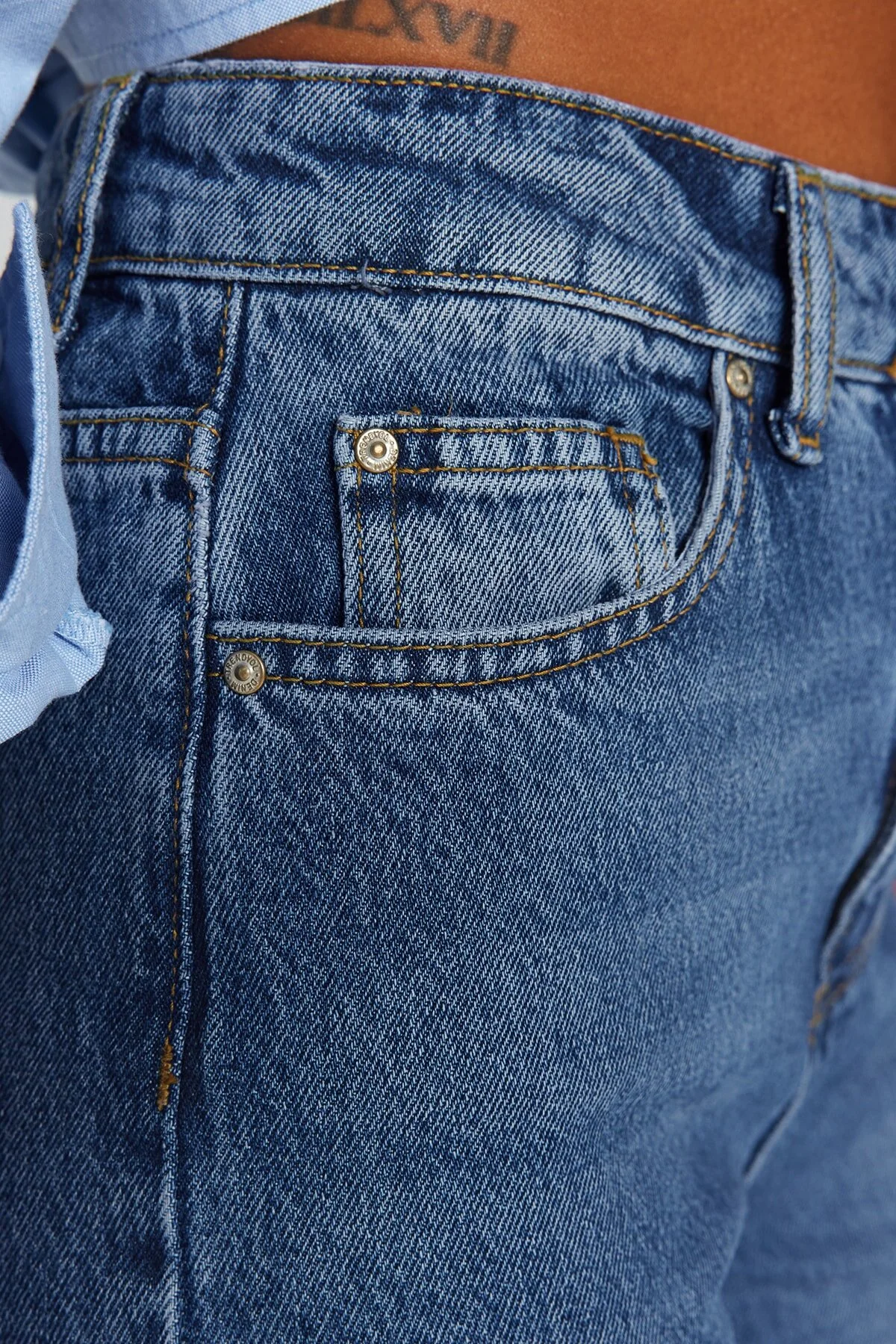 Trendyol Collection  Dunkelblaue Mom-Jeans mit hoher Taille TWOAW24JE00076