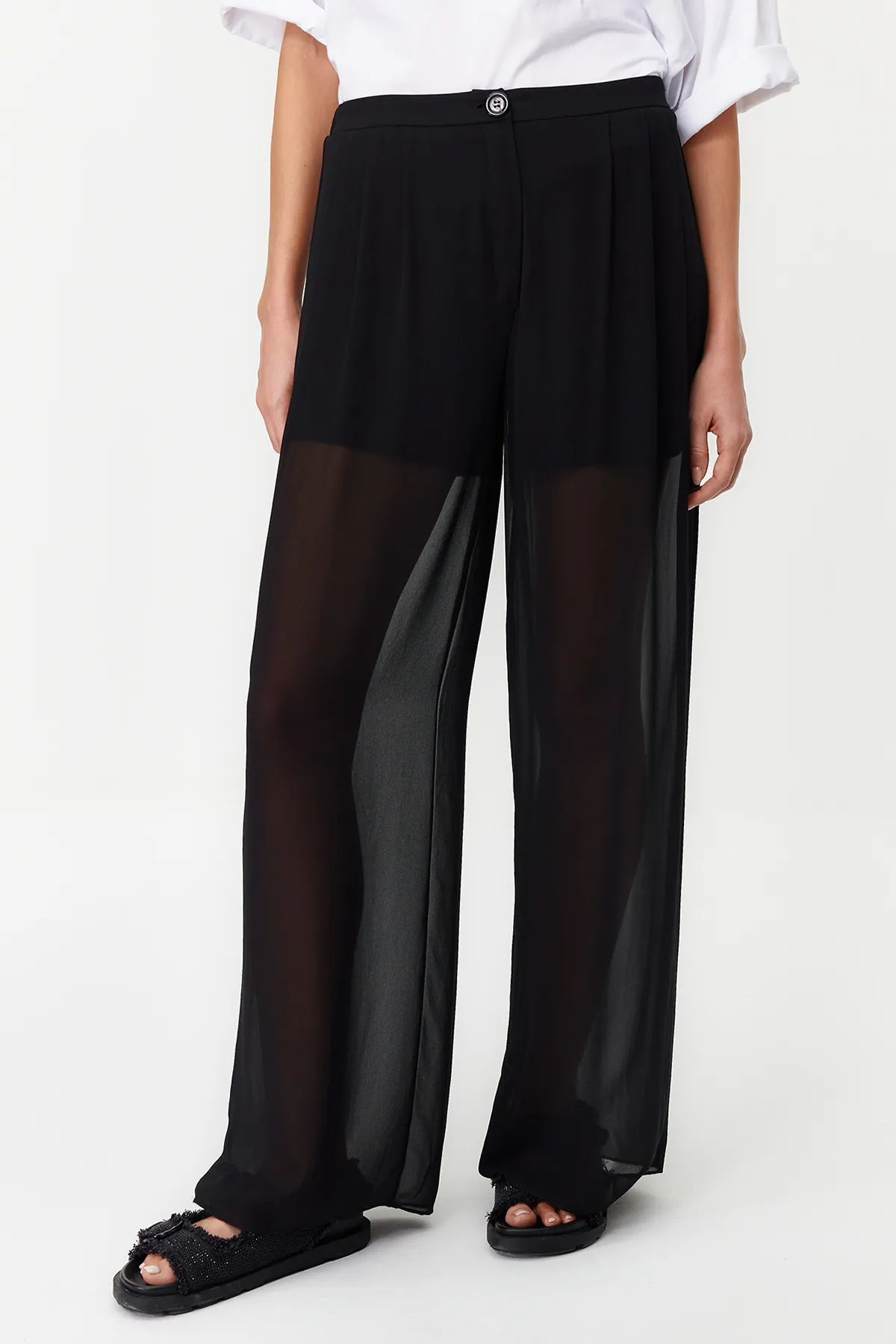 Trendyol Collection  Schwarze transparente kurze Shorts mit weitem Bein und gefütterter Webhose TWOSS24PL00065