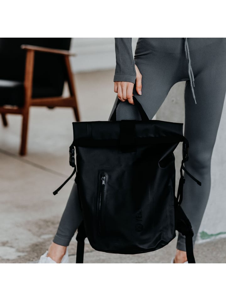 YEAZ STOCKHOLM Wasserfester Rucksack schwarzes Logo in schwarz günstig kaufen