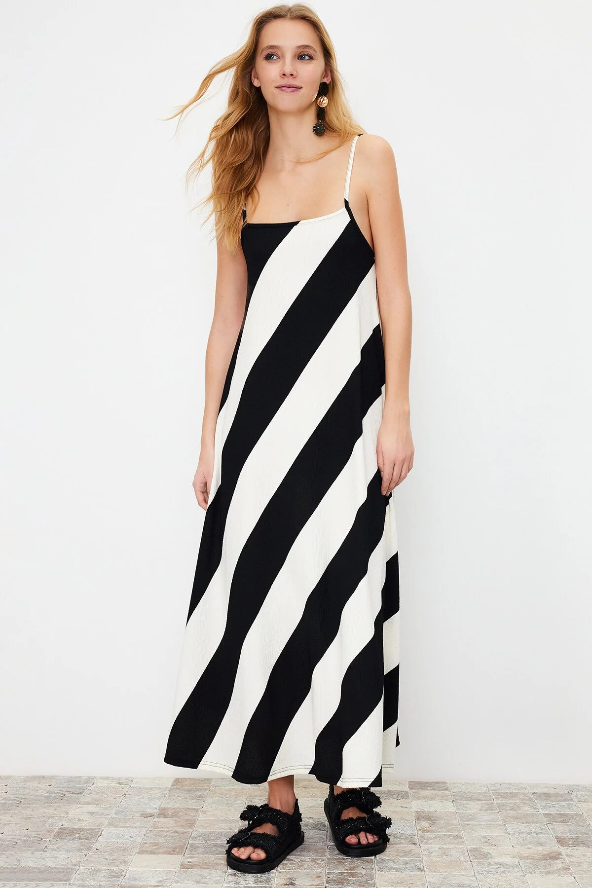 Trendyol Collection  Schwarzes bedrucktes A-Linien-Maxikleid aus Twist-/Strukturstrick TWOSS24EL00060