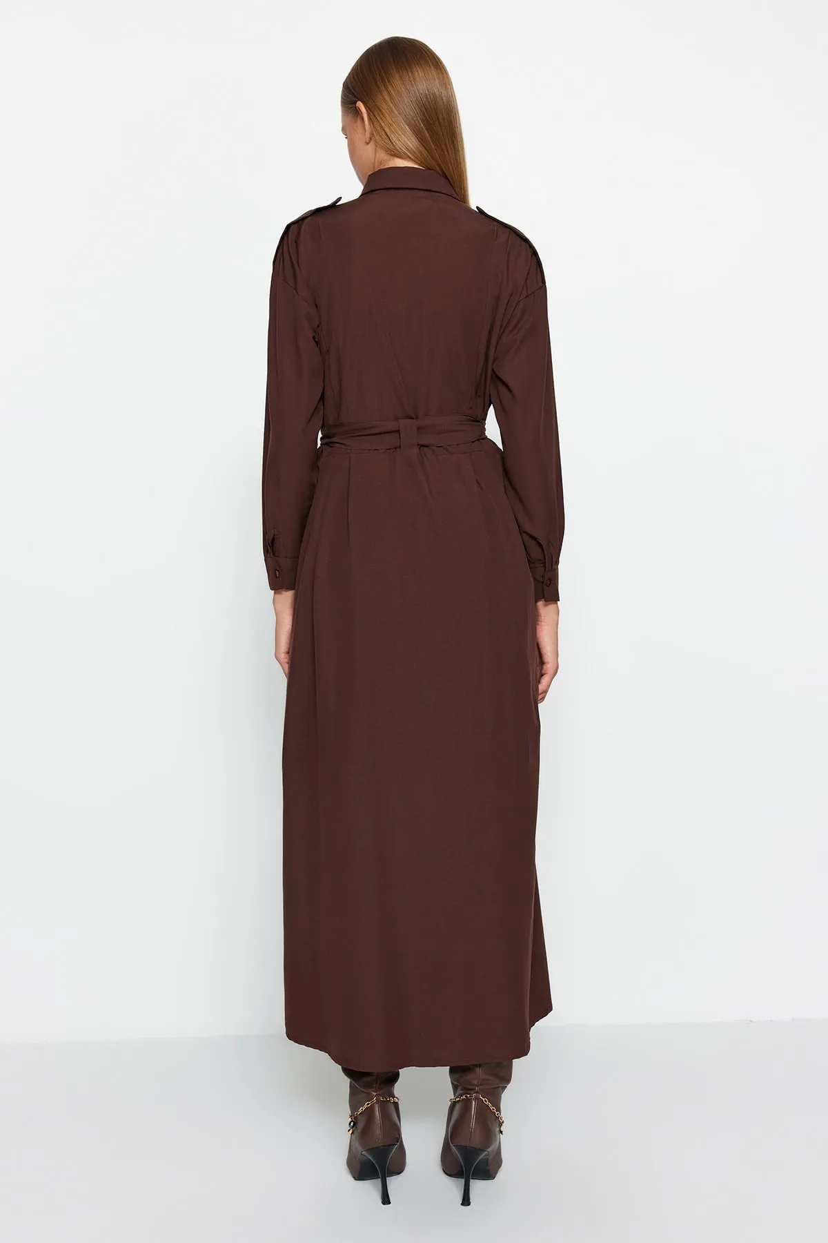 Trendyol Modest  Braunes gewebtes Aller Piece-Kleid mit Gürtel TCTAW24EB00092