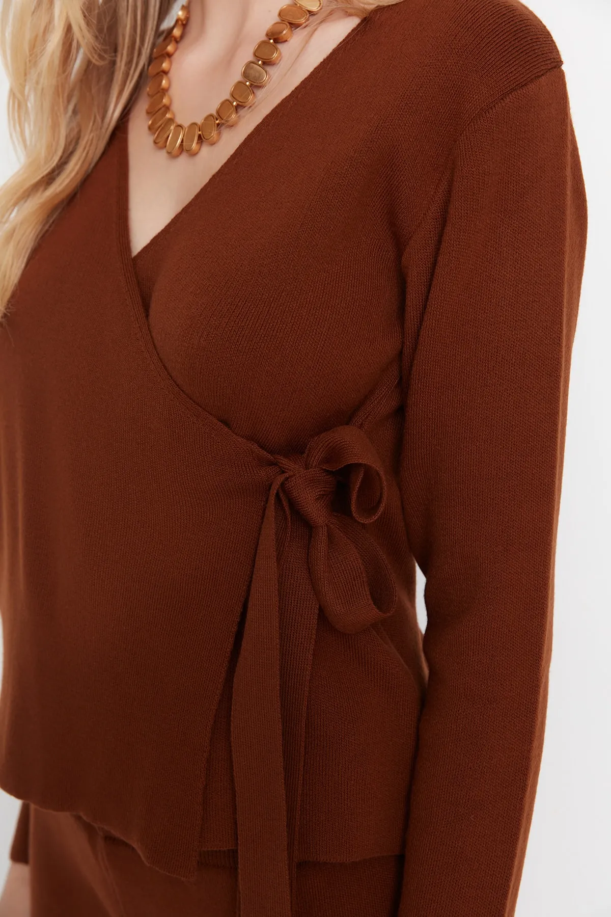 Trendyol Collection  Braunes Strickoberteil und -unterteil-Set mit Zweireiherkragen TWOAW23AU00182