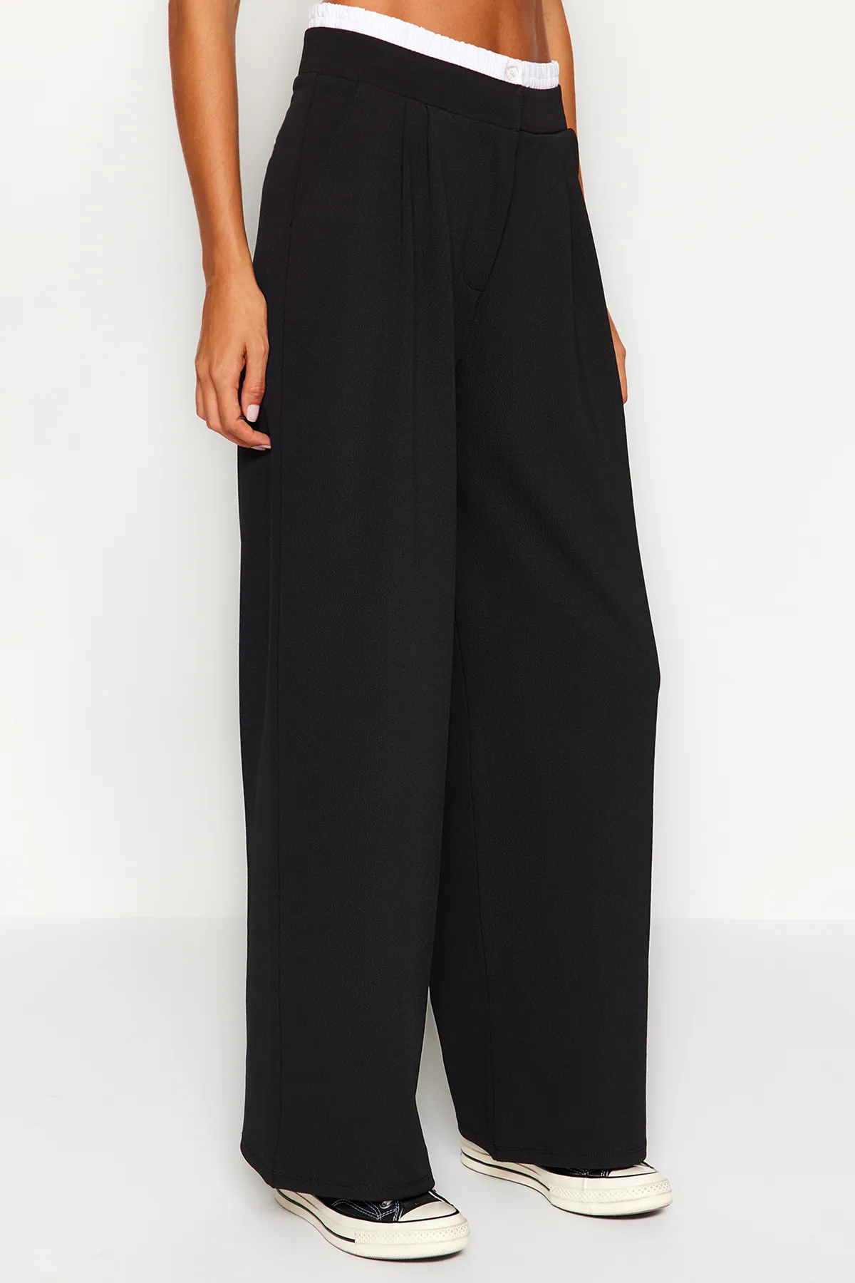 Trendyol Collection  Schwarze Boxerhose mit weitem Bein und Gürteldetail TWOAW24PL00360