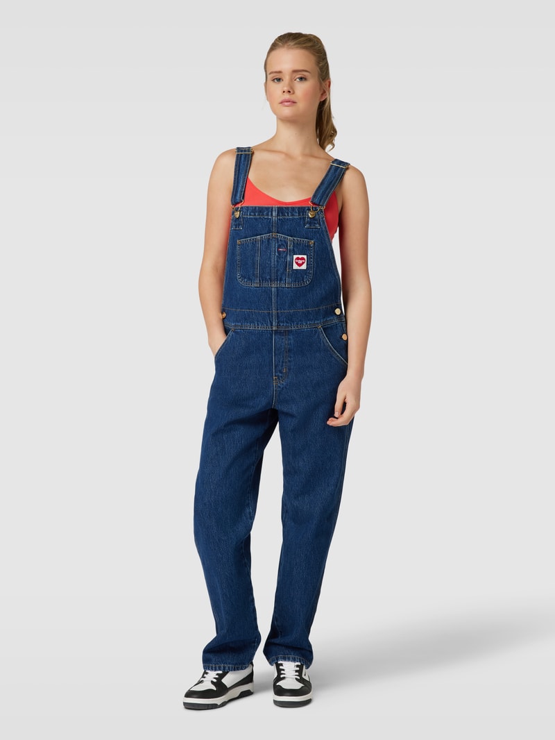 Latzhose mit Label-Patch in jeans