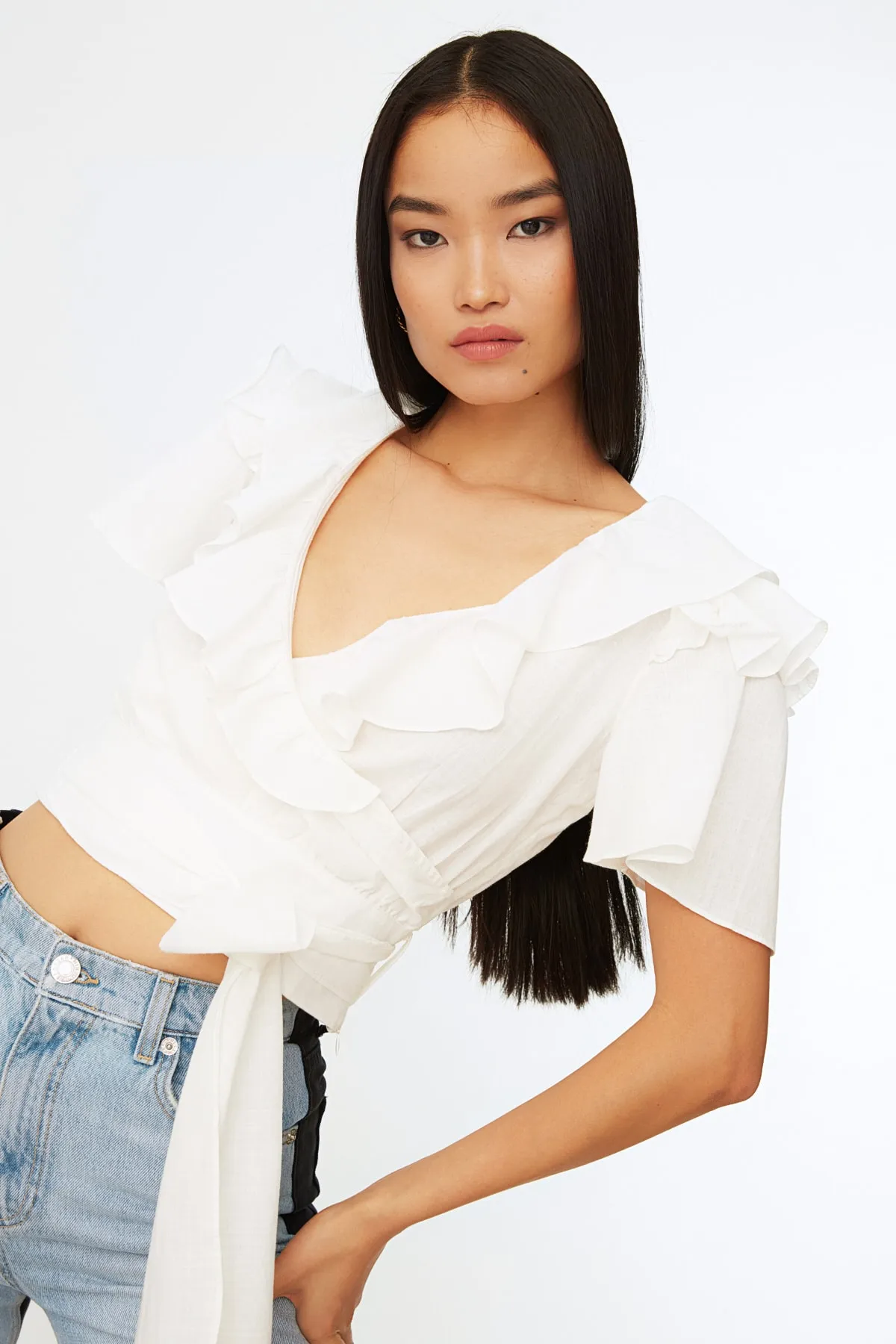 Trendyol Collection  Ecrufarbene, gewebte Bluse mit Rüschen und Bindedetail TWOSS20BZ0351