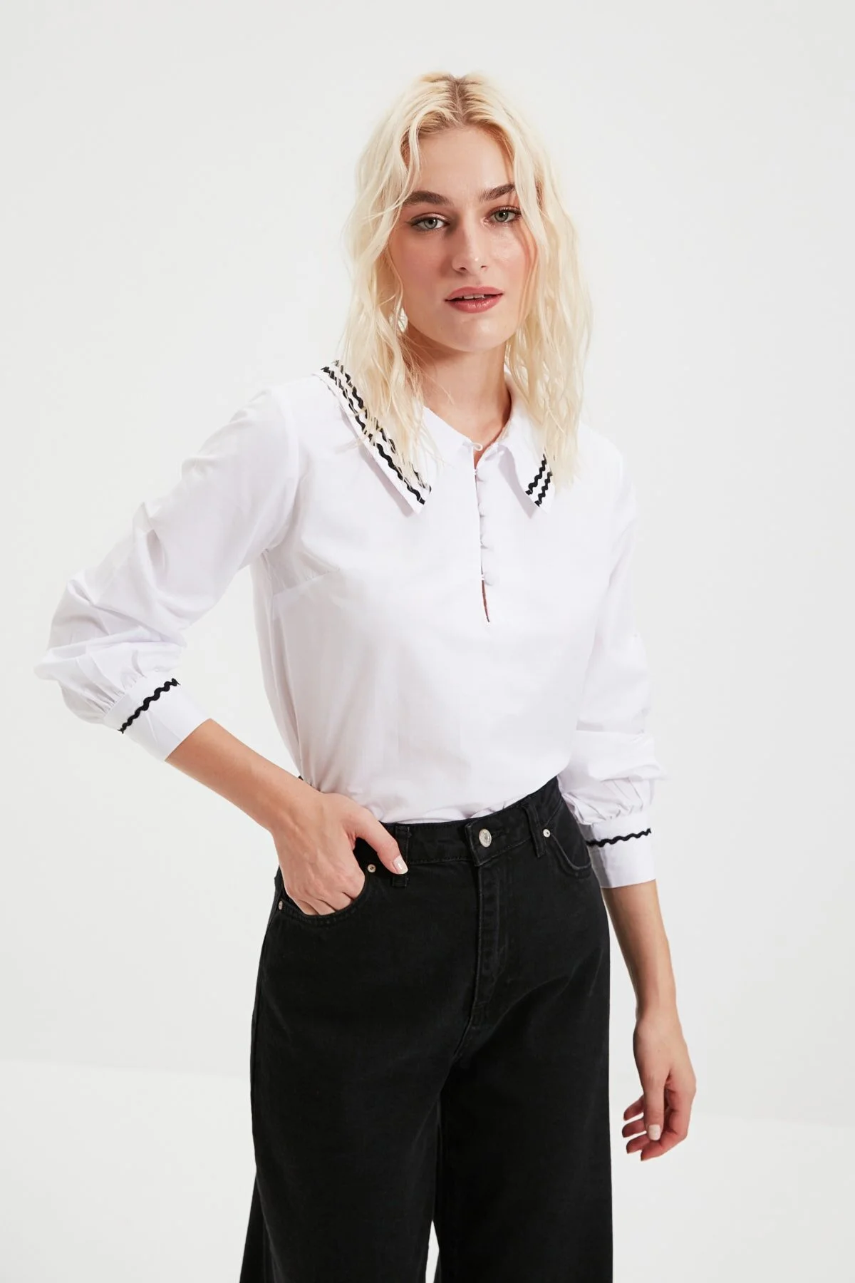Trendyol Collection  Weiße, detaillierte Webbluse mit Kragen TWOSS20BZ0036