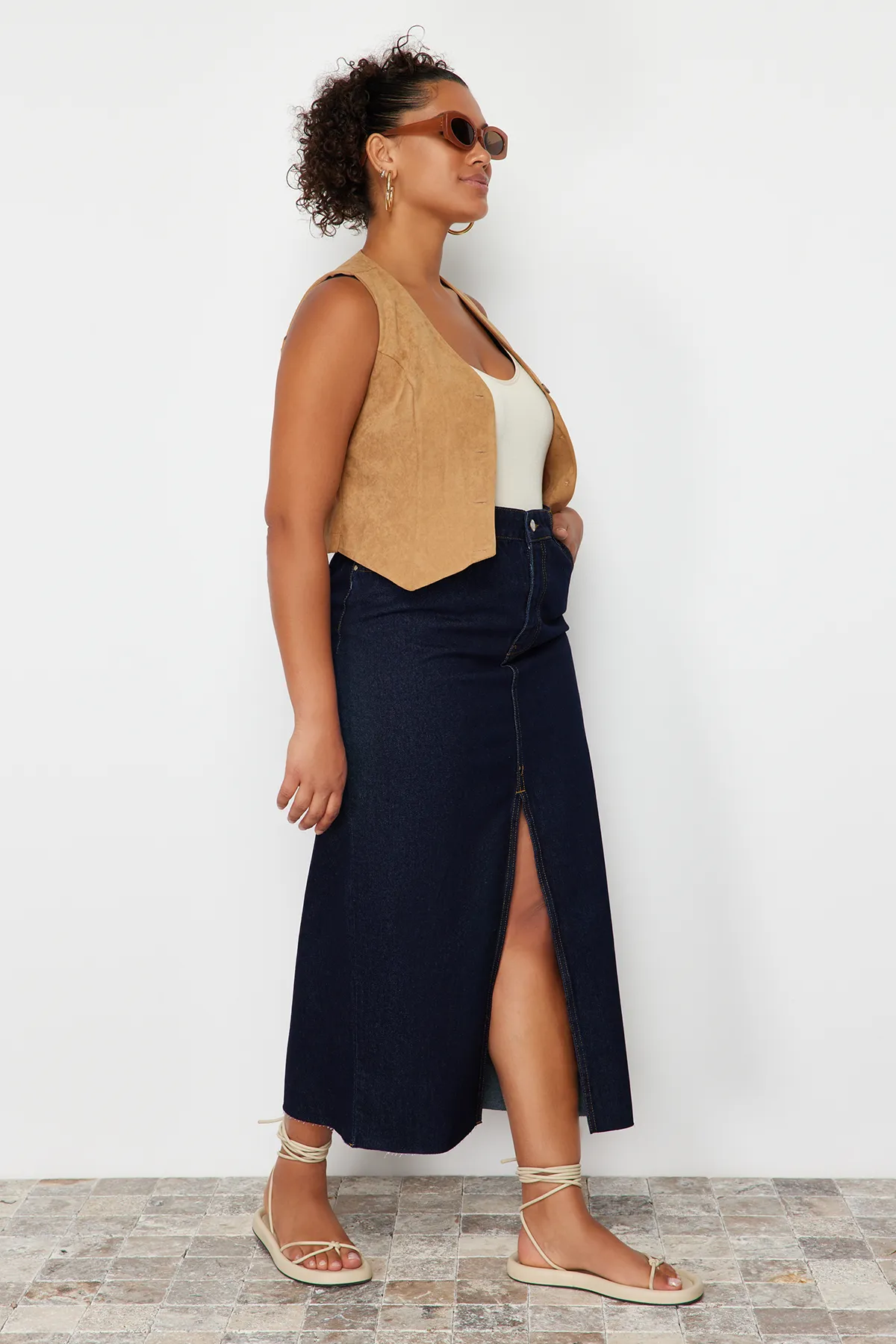 Trendyol Curve  Dunkelblauer, geschlitzter Maxi-Jeansrock TBSSS24AZ00046