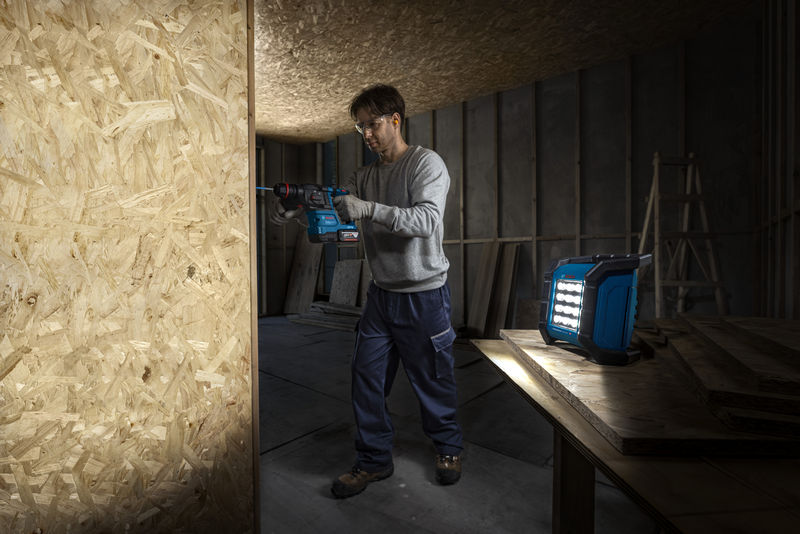 Bosch Blue 06014A8000 GLI18V-1500 Langaton rakennusvalaisin ilman akkua ja laturia laatikossa