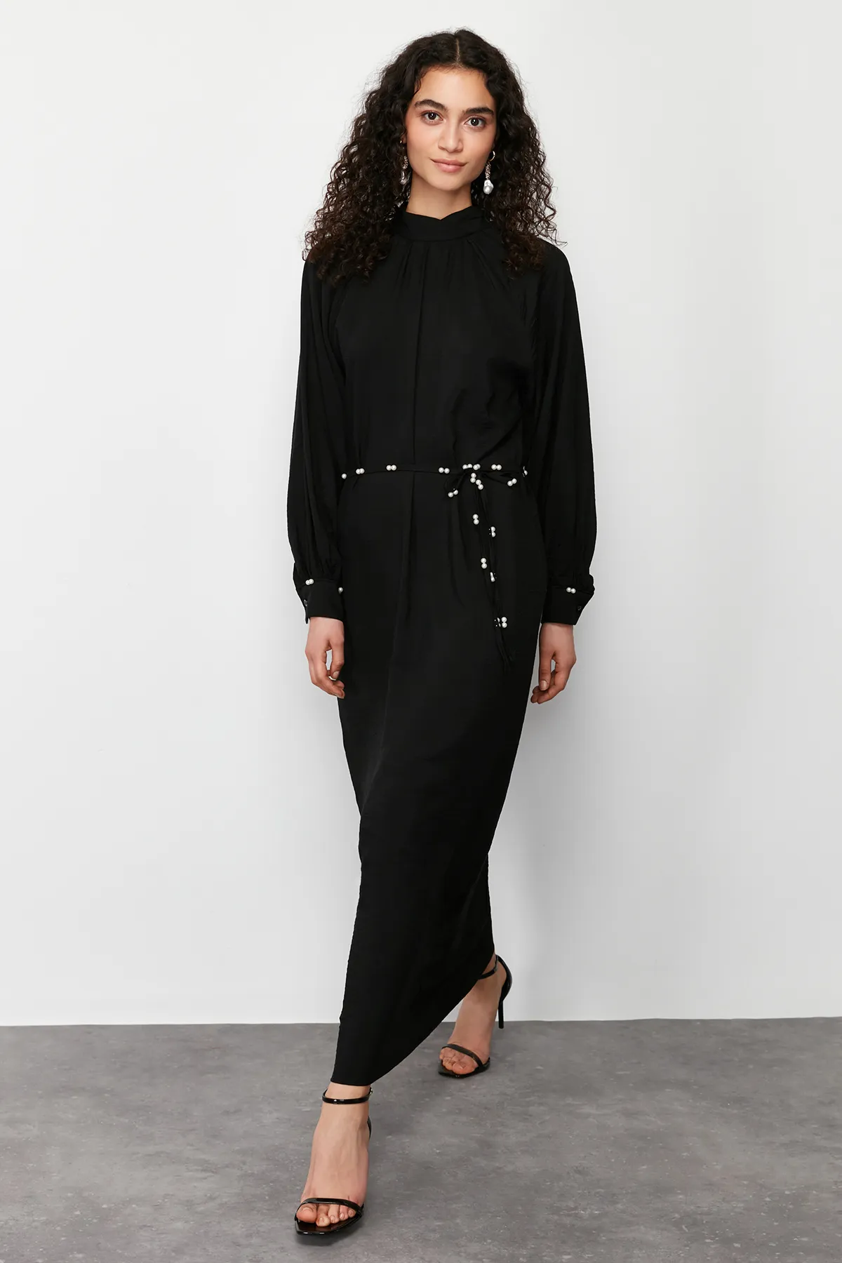 Trendyol Modest  Schwarzes, gewebtes Kleid mit Stehkragen und Perlengürtel TCTSS24EB00125
