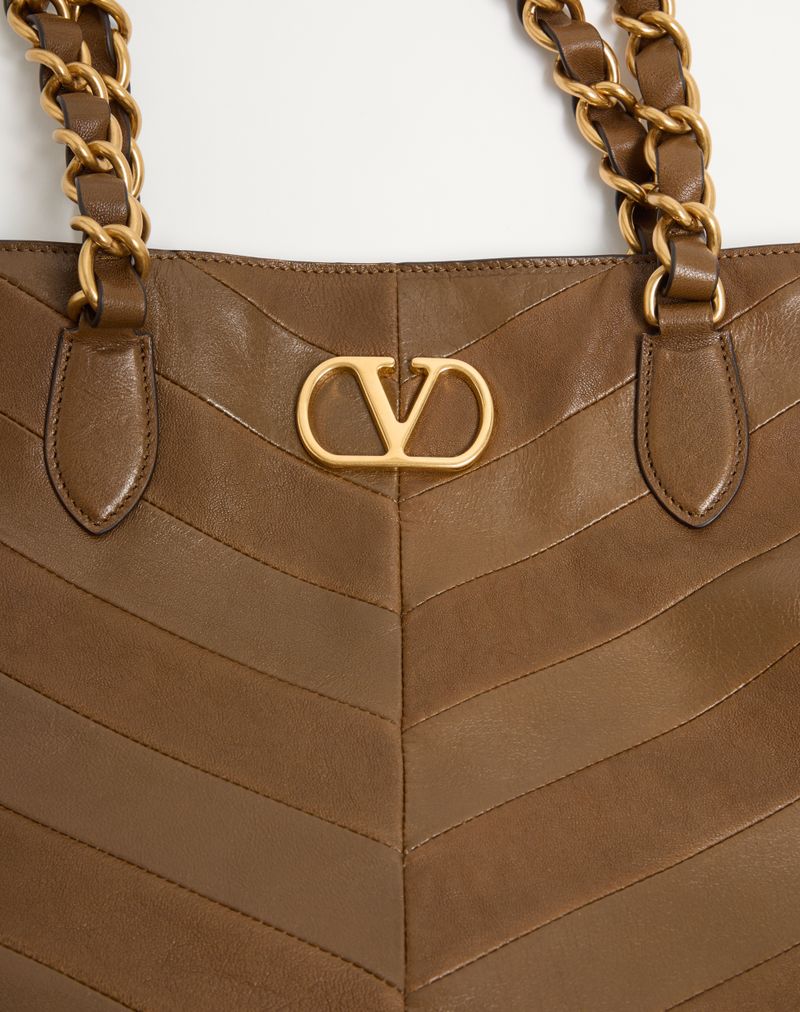 Valentino Garavani Laseine boodschappentas van nappaleer met chevronmotief.