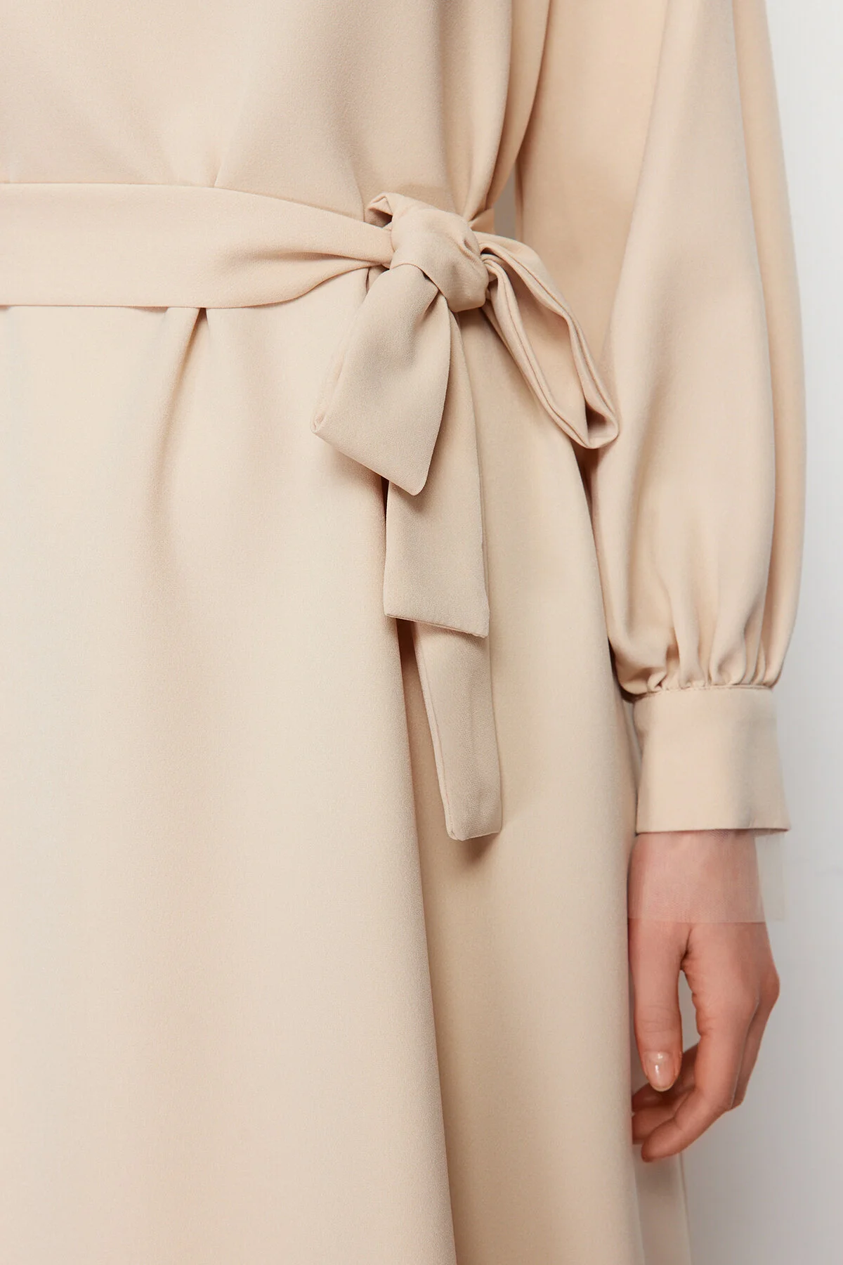 Trendyol Modest  Ecrufarbenes, gewebtes Kleid mit Stehkragen und Gürtel TCTSS24EB00174