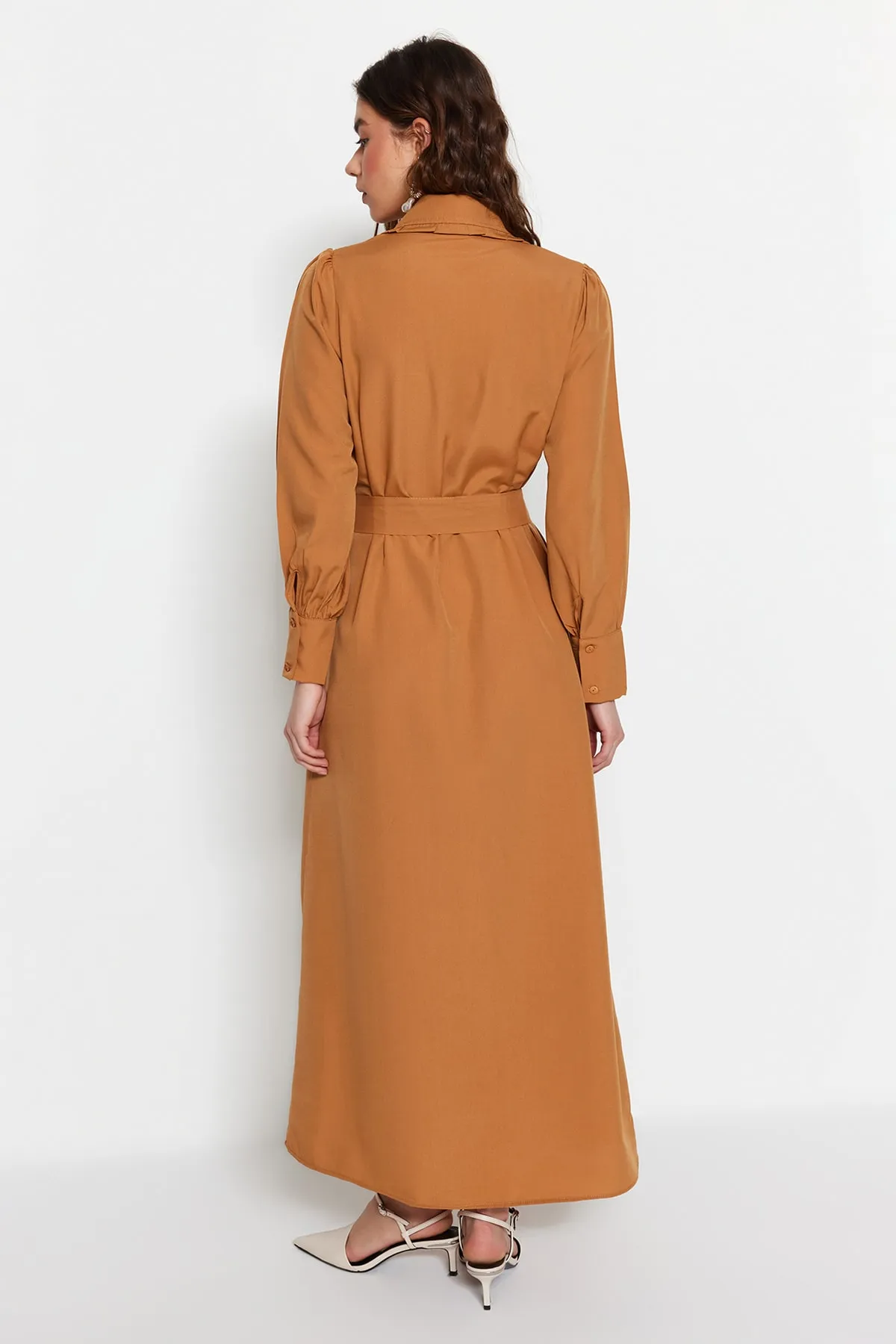 Trendyol Modest  Braunes gewebtes Kleid mit Gürtelkragen und Detail TCTSS23EB00376