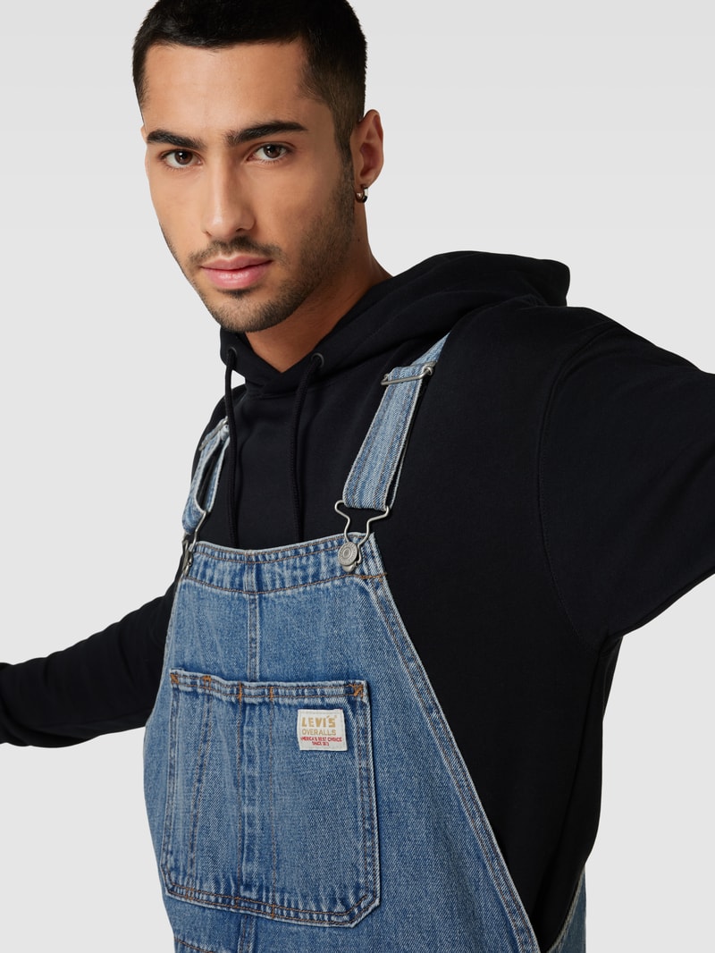 Latzhose mit Label-Patch in jeans