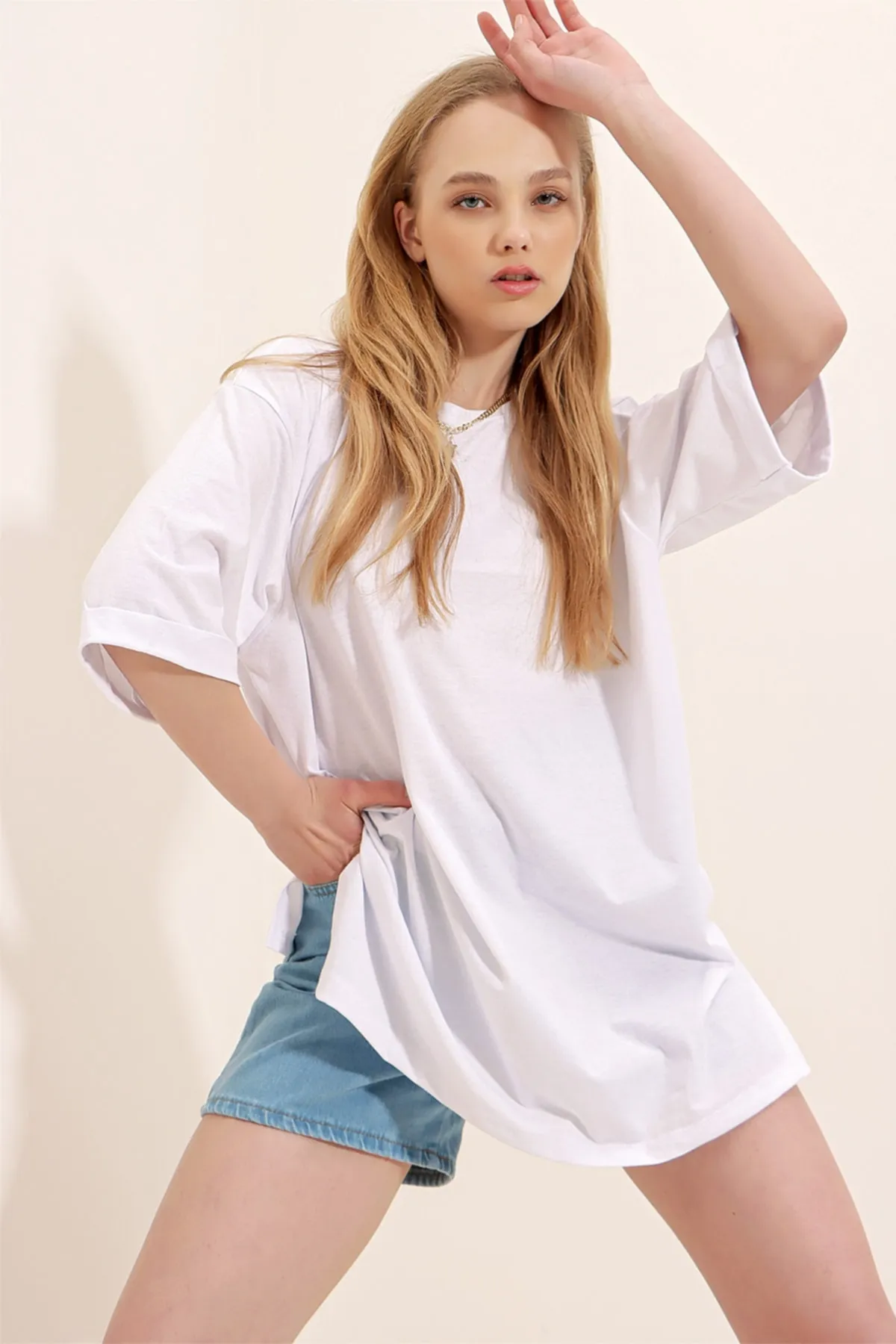 Trend Alaçatı Stili  Weißes Damen-Basic-T-Shirt aus Baumwolle mit Rundhalsausschnitt und zwei Ärmeln in Übergröße ALC-X8088