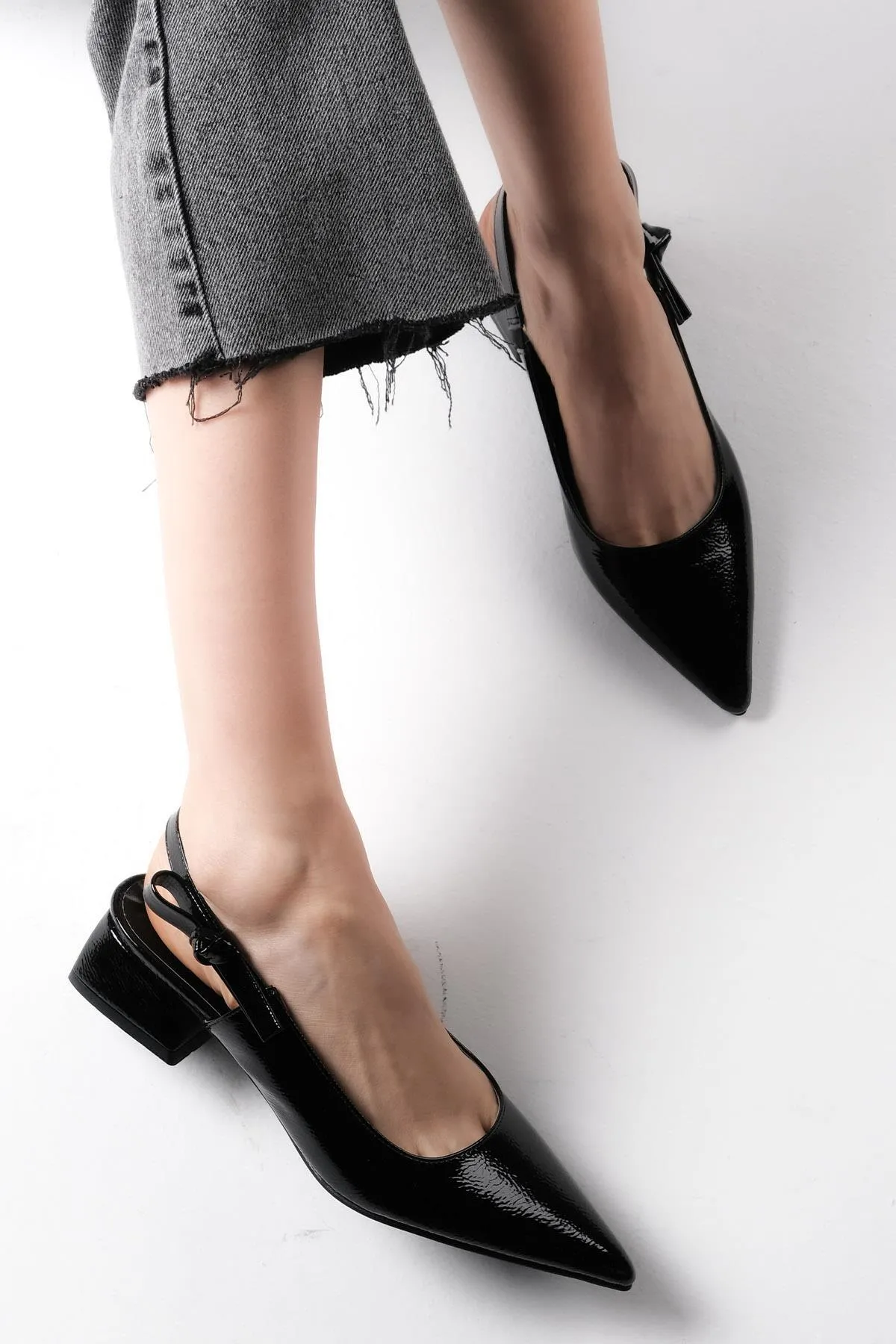 Mio Gusto  Kathy Schwarze Lacklederschuhe mit seitlicher Schleife und offenem Rücken für Damen mit kurzem Absatz