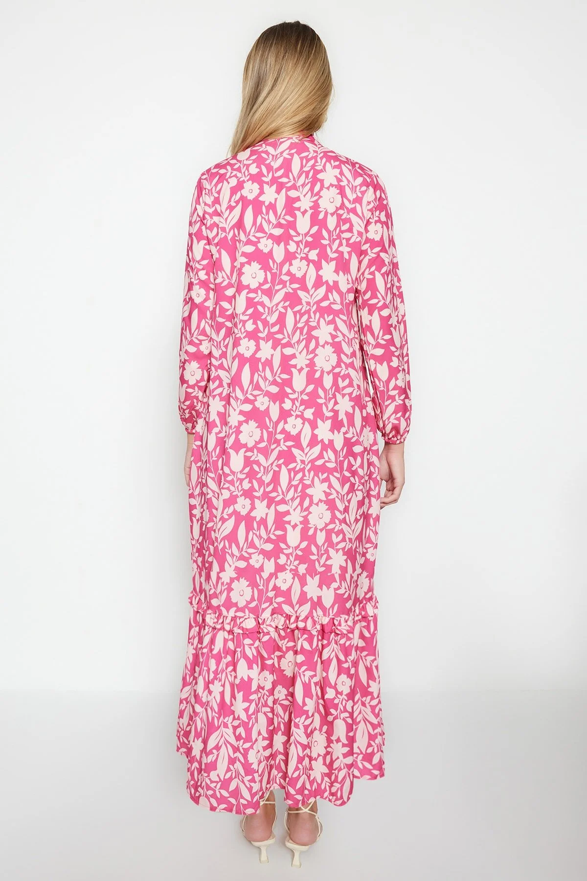 Trendyol Modest  Dunkelrosa gewebtes Kleid mit Blumenmuster, halber Knopfleiste und Rüschenspitze, gefüttert TCTSS21EL3353