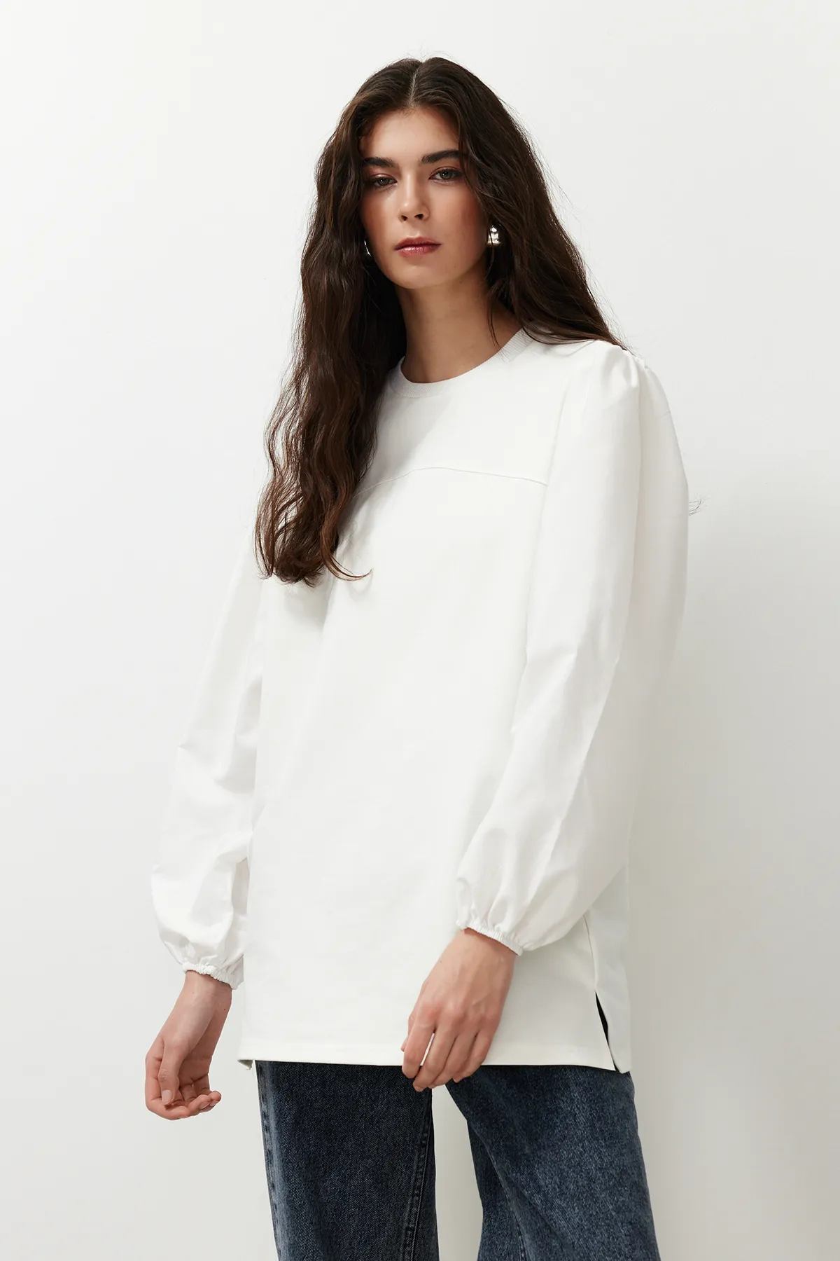 Trendyol Modest  Weißes Strick-Sweatshirt mit Popeline-Details und Ärmeln TCTSS24UK00041