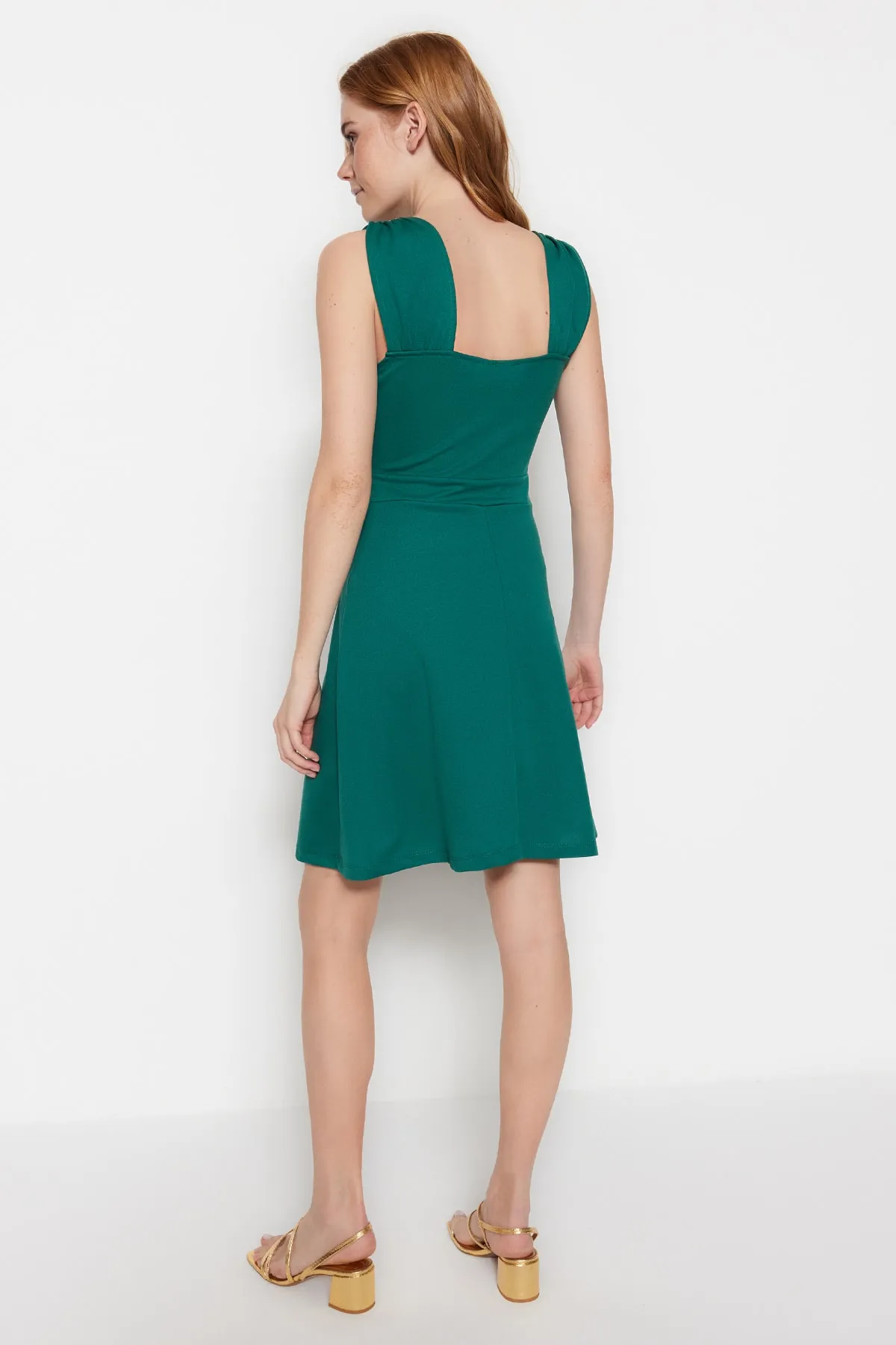 Trendyol Collection  Grünes Mini-Strickkleid aus Krepp mit offener Taille und zweireihigem Ausschnitt im Skater-Stil TWOSS20EL1579