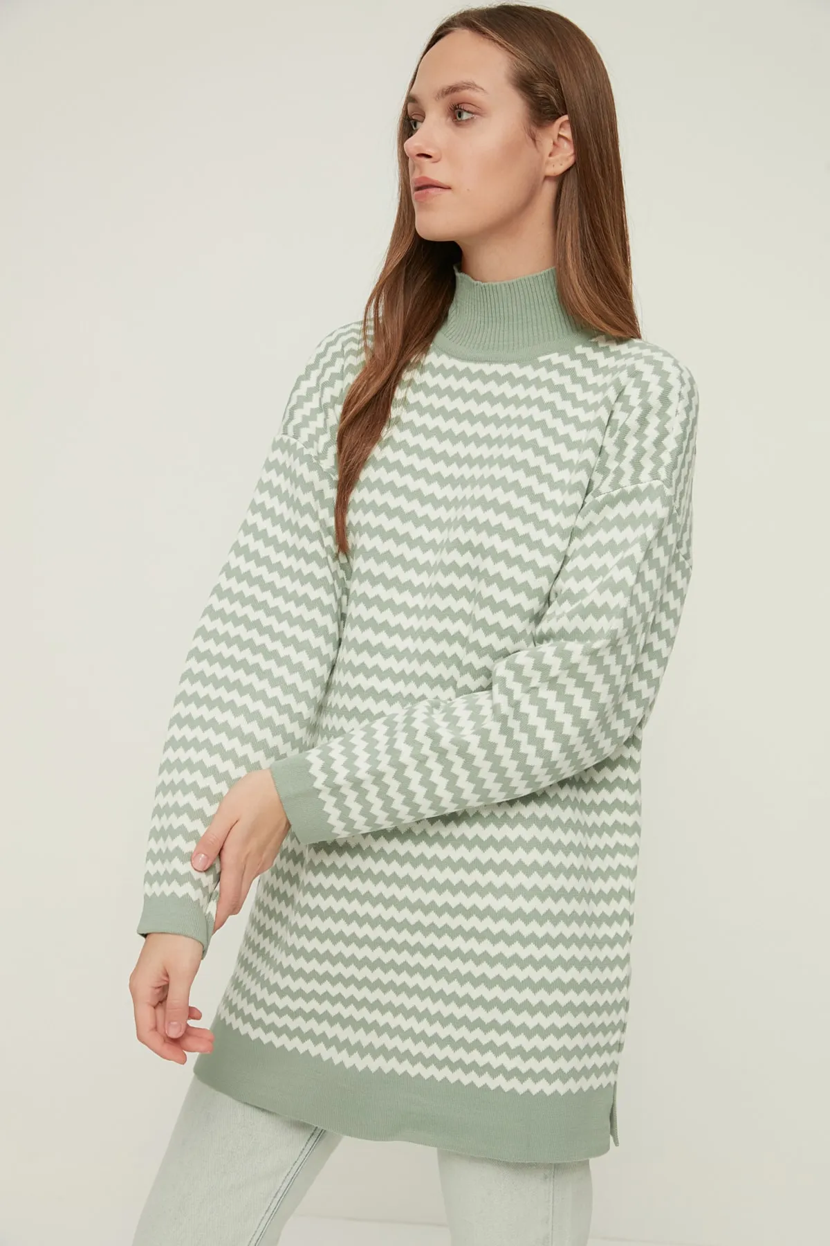 Trendyol Modest  Mintfarbener gestreifter Strickpullover mit halbem Rollkragen TCTAW22AK0185