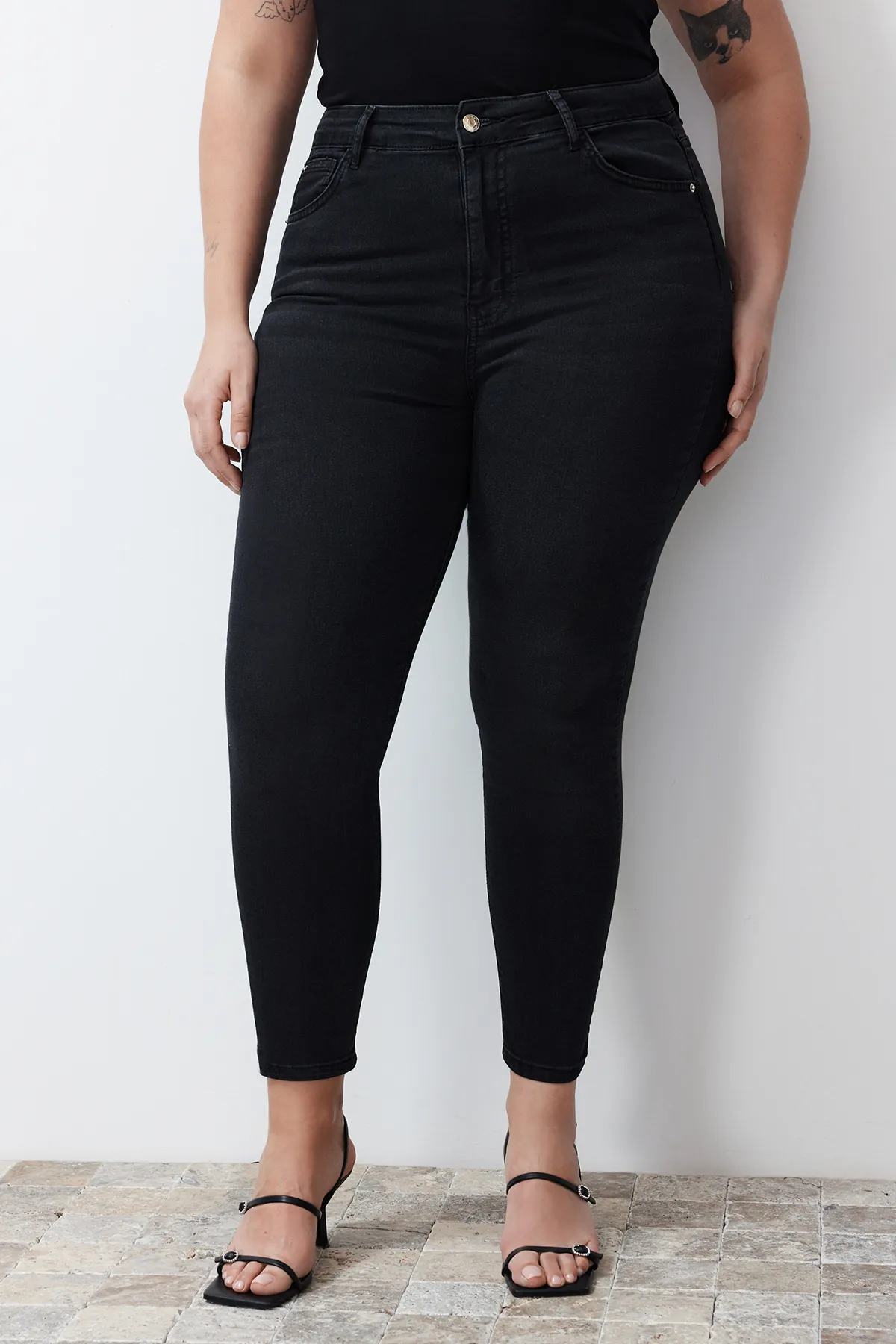 Trendyol Curve  Schwarze, superdehnbare Skinny-Jeans mit hoher Taille und Ausdünnungseffekt TBBSS24CJ00029